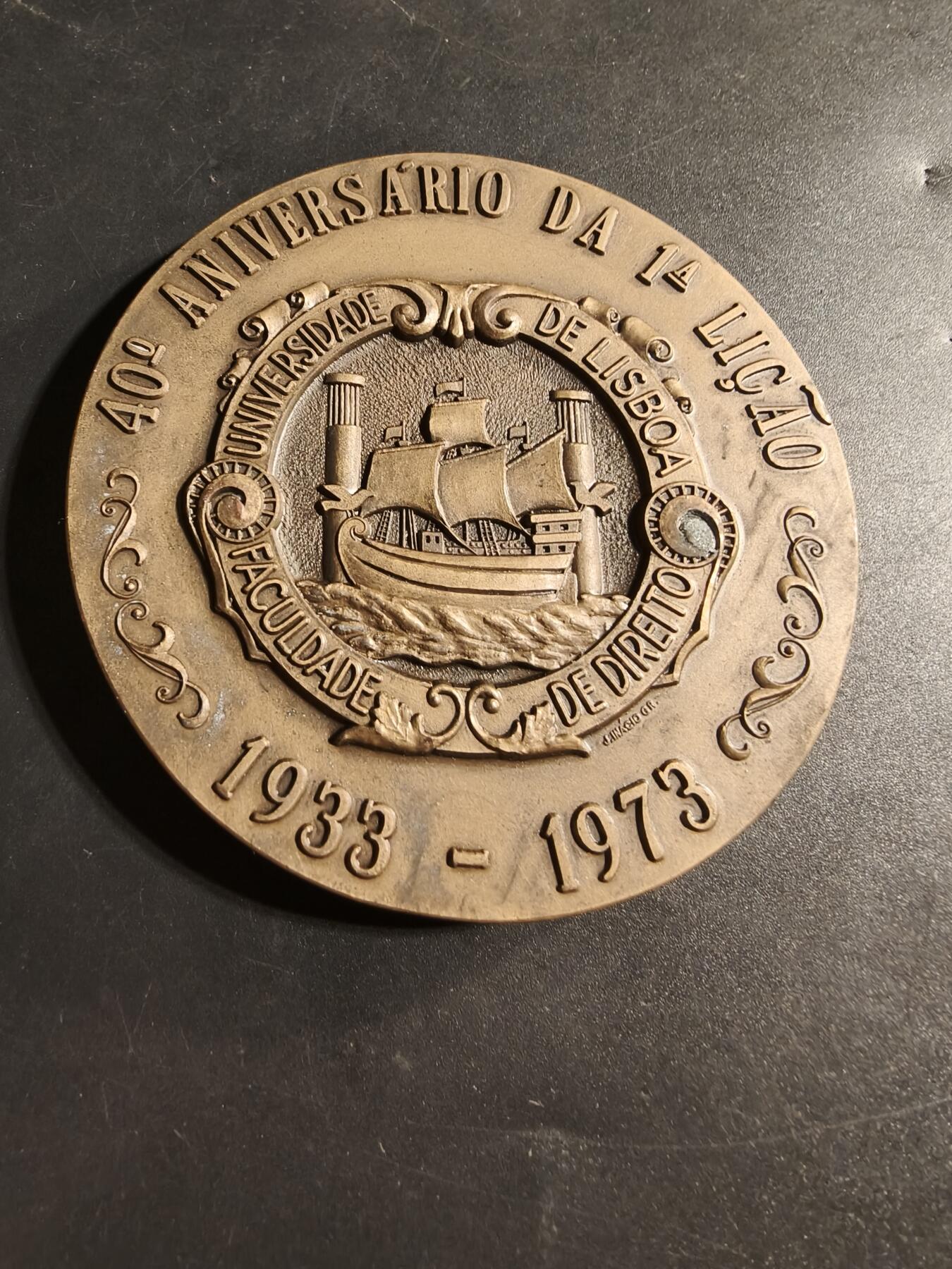 老王徽章第173期 葡萄牙里斯本大学法学院40周年大铜章     高浮雕      直径80mm     重量208.3g