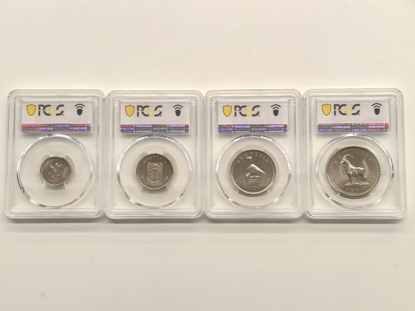 博洋堂“岁启嘉年”2026新年精品大拍专场暨第155期（全场包邮） PCGS PR67/68 英属罗德西亚1964年伊丽莎白二世 2先令6便士--6便士（25分--5分）双面值精制套币 整套3枚冠军分1枚亚军分 全网罕见高分一套集齐 仅铸造2060套 附带出厂原盒