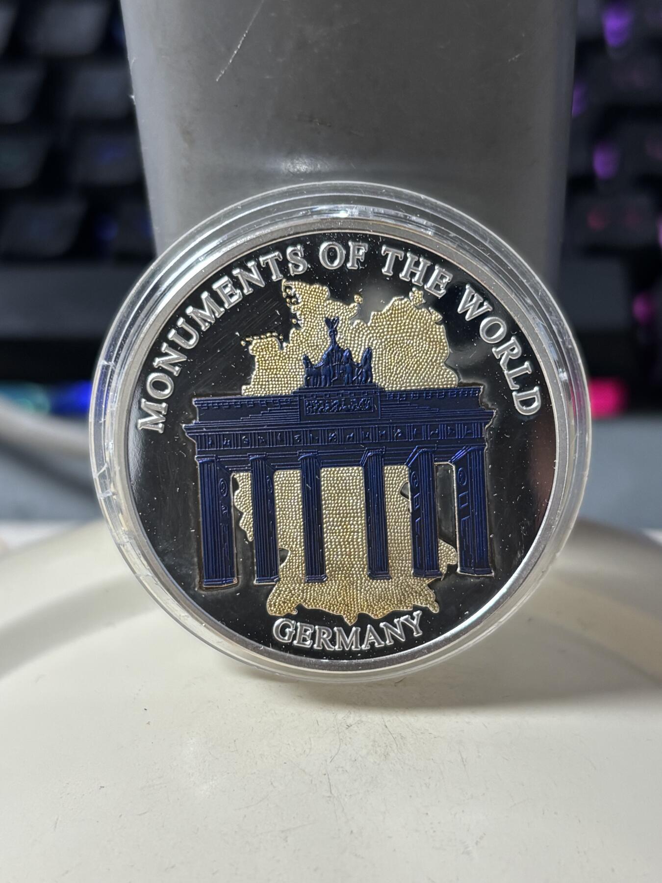 第186期拍卖 马拉维2006年德国勃兰登堡门银铌镀金三金属纪念币，999银/999铌/999金，20克/1.47克，38毫米，发行1000枚，有丝痕