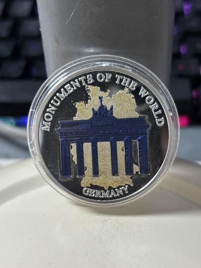 第186期拍卖 - 马拉维2006年德国勃兰登堡门银铌镀金三金属纪念币，999银/999铌/999金，20克/1.47克，38毫米，发行1000枚，有丝痕