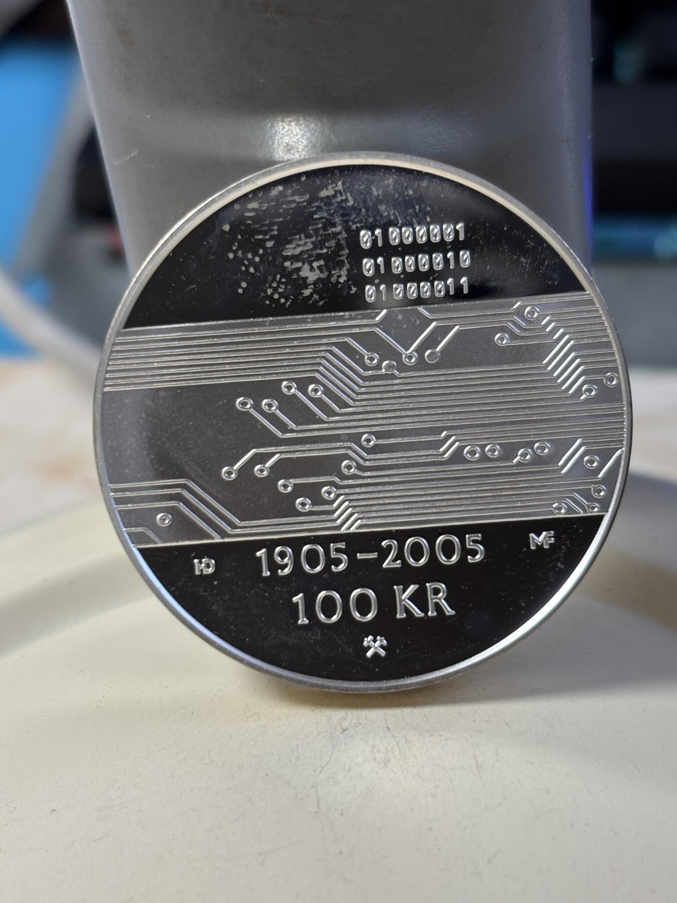 第186期拍卖 挪威2005年建国系列100克朗精制1盎司纪念银币，925银，银价561。33.72克，有瑕疵，