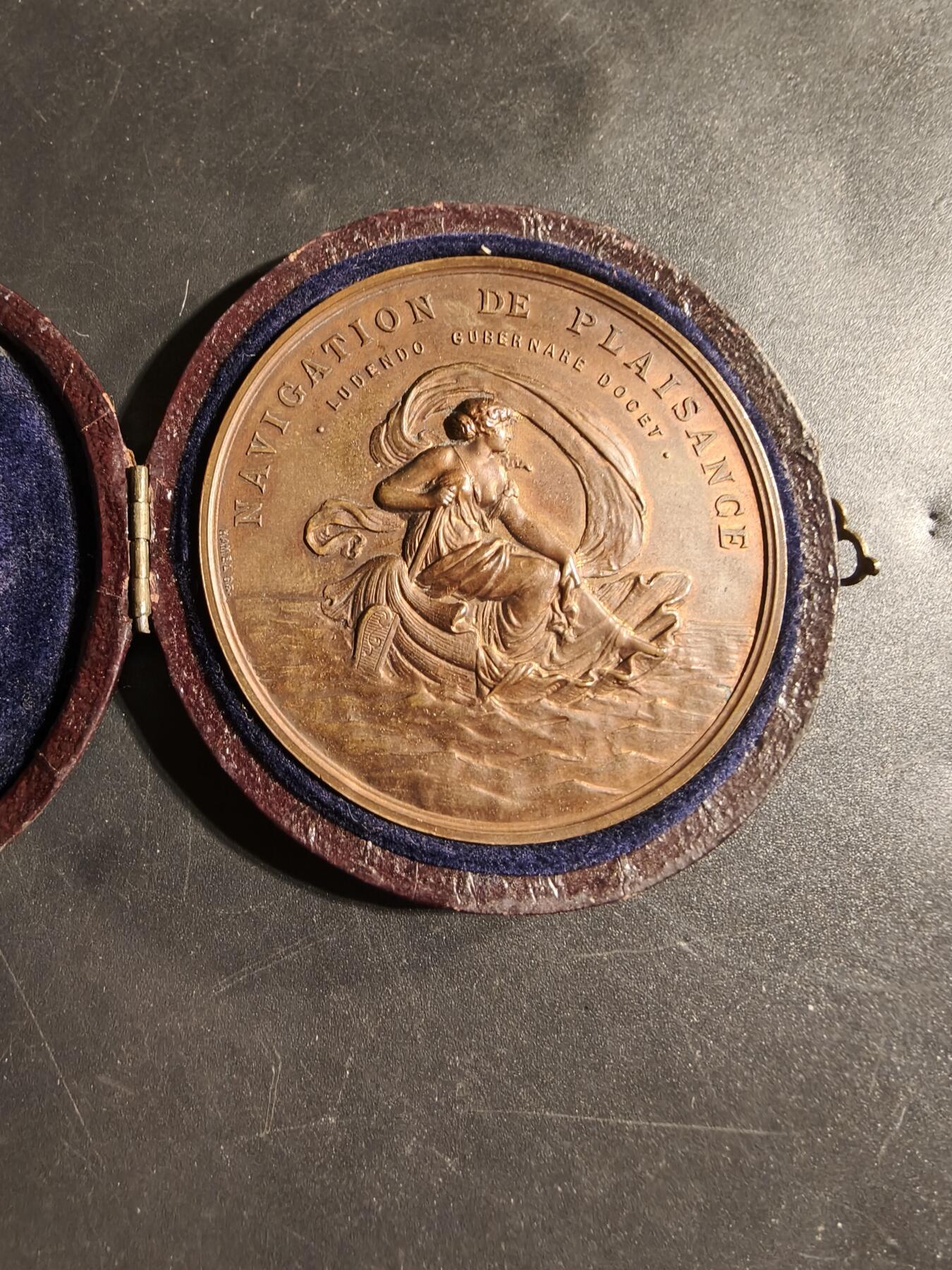 老王徽章第173期 法国戛纳游艇俱乐部大铜章     原盒      直径50mm     重量58.6g