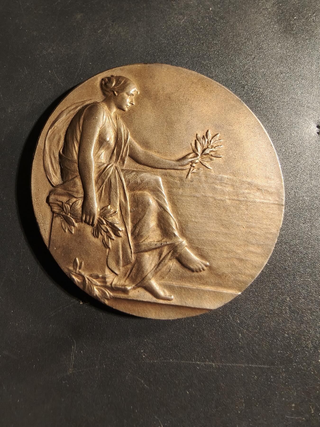 老王徽章第173期 法国橄榄枝女神镀金大银章     950银镀金    原盒美品    直径58mm     重量101.3g