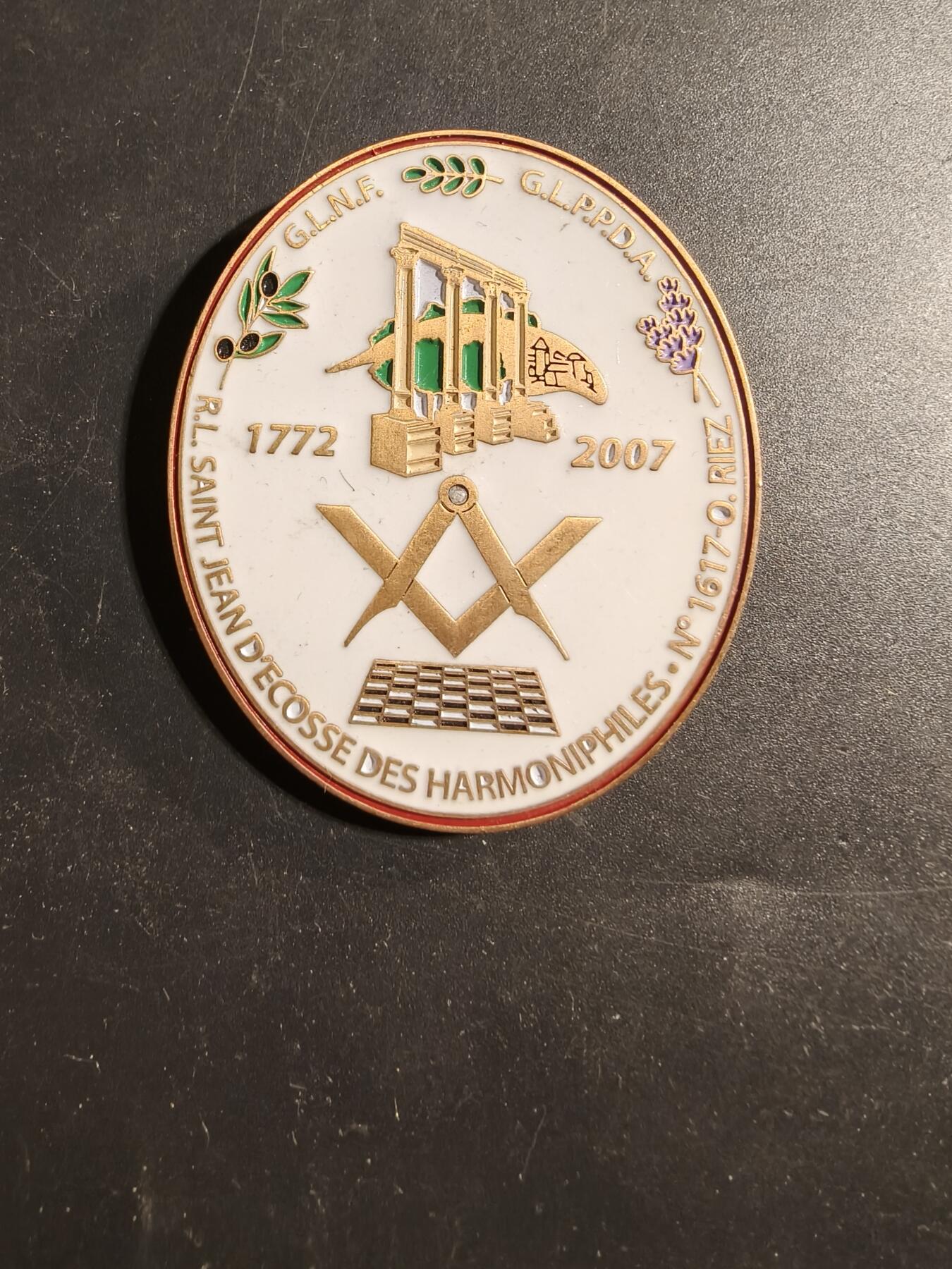 老王徽章第173期 法国里耶斯市圣约翰协会证章    58×48mm    49g