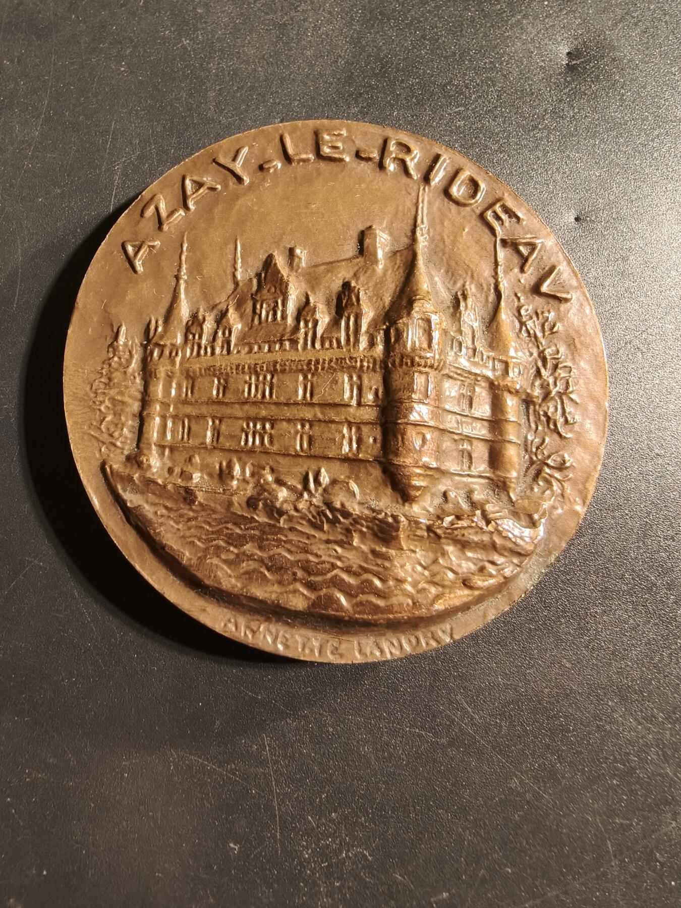 老王徽章第173期 法国阿扎勒里多城堡大铜章     原盒      高浮雕       正面描绘了一位裸体女性形象，配有法国著名诗人龙萨的《致玛丽的颂歌》     直径59mm      重量124.7g