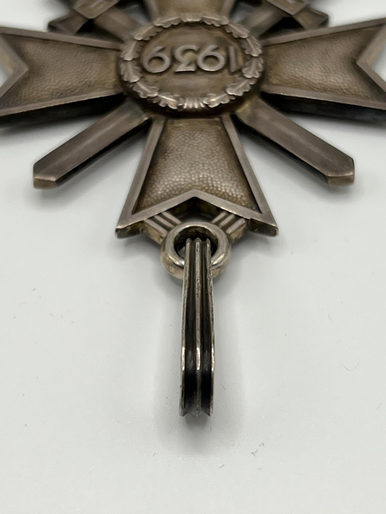 小驴勋章奖章收藏1月2日周五晚六点拍卖（珍爱和平，收藏战争，铭记历史，勿忘国耻，忠党爱国。有偿代拍，送拍规则在简介最后，参拍须阅读规则后再参拍，关系到运费包装发货时效真假辨别等关键信息，拍卖时不再发原图，看大图店主微信码在拍卖店铺介绍里） WWII德骑士级佩剑战功十字勋章（RKVK）带罕见红色原盒，由著名的Deschler & Sohn München厂（1厂）制作，底部打1厂标+900银标，绶带宽3cm长41cm绑绳部分两根绳分别长27cm共95厘米（典型战地使用KVK绶带实配发样式），战时共颁发272/274枚佩剑骑士战功十字，极其罕见，带盒参考价10000欧