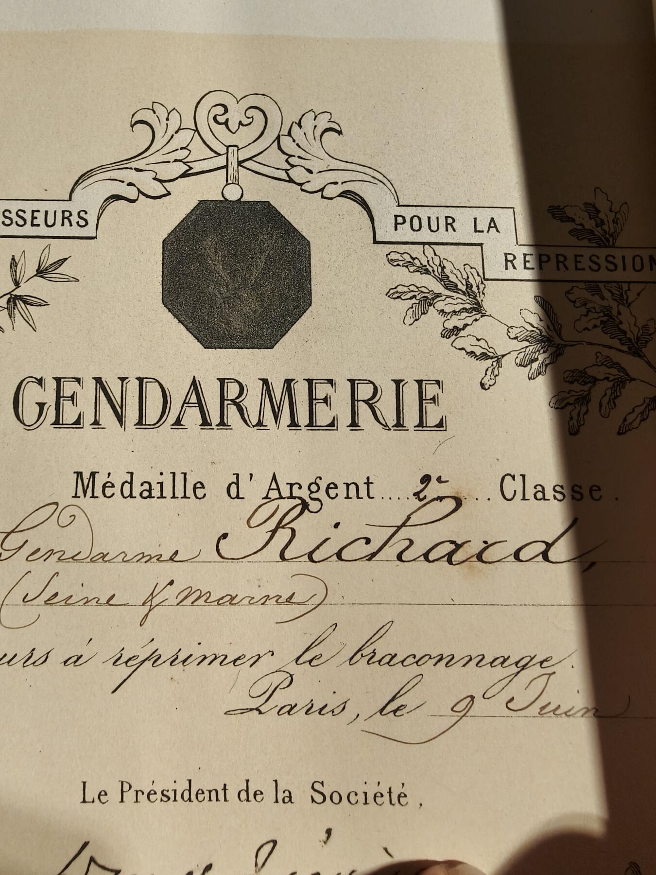 老王徽章第173期 法国反偷猎中央协会八角印章    少见原盒+证书     1879年授予      证书边缘有小折损 蜜蜂950银标    直径37mm    重量20g