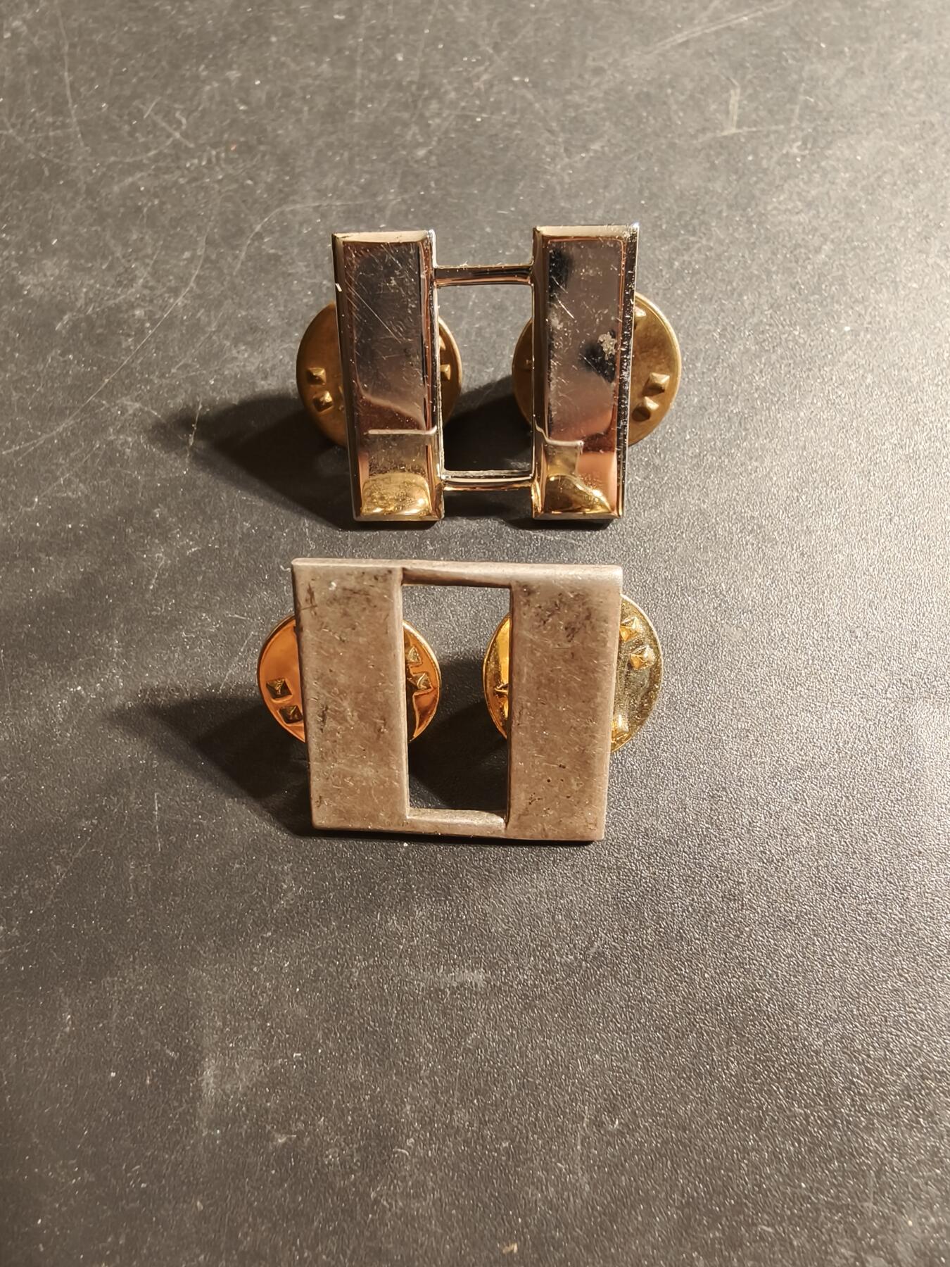 老王徽章第173期 美国陆军上尉领章一组    一枚为包银材质   带厂标