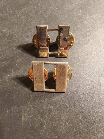 老王徽章第173期 - 美国陆军上尉领章一组    一枚为包银材质   带厂标