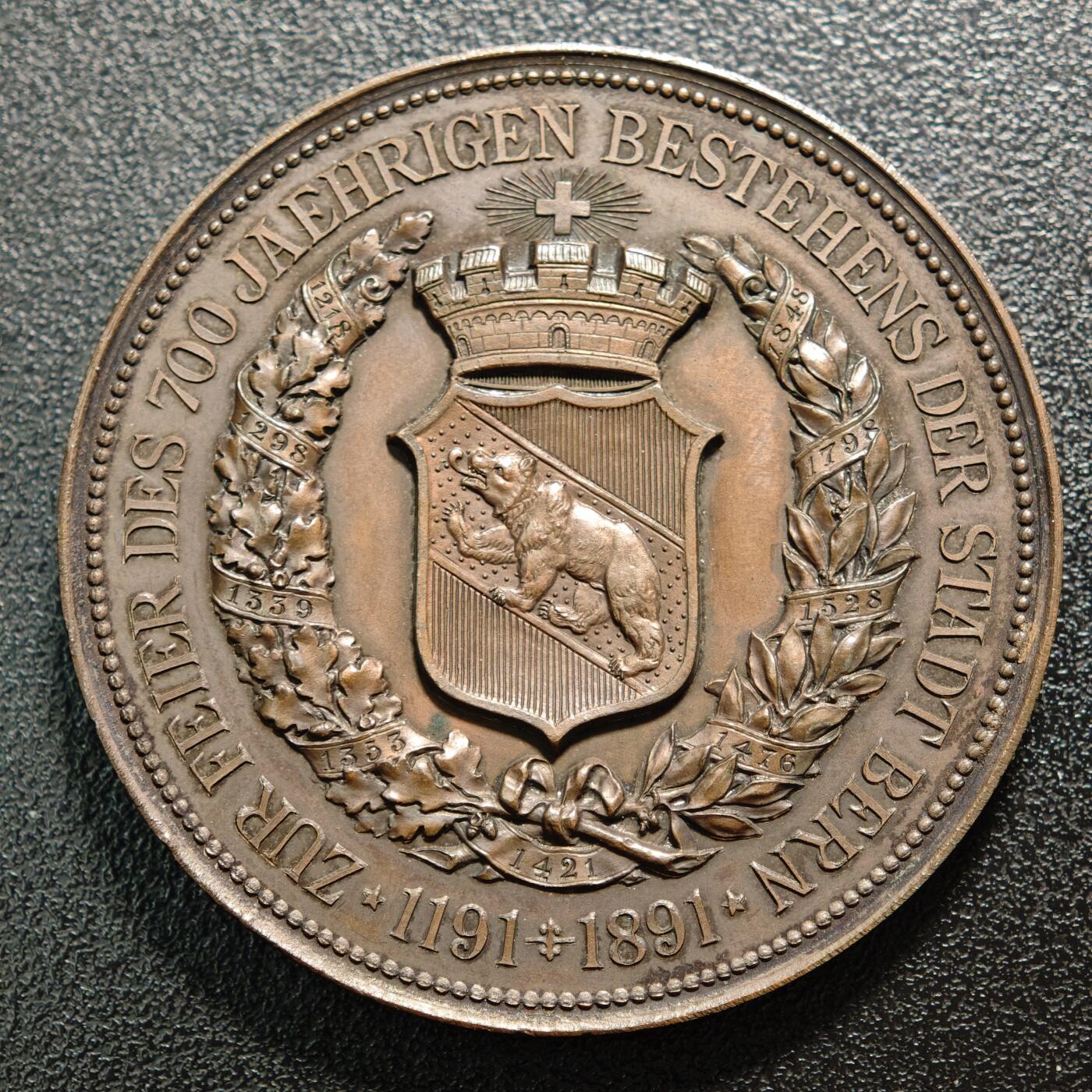 【德藏】世界币章拍卖第160期 1891年 瑞士伯尔尼建城700周年纪念大铜章 正面是骑士头盔像和伯尔尼城市盾徽 背面是伯尔尼城市纹章和重要的历史发展年代 设计极其精美 直径约：50mm；重约：57.2g