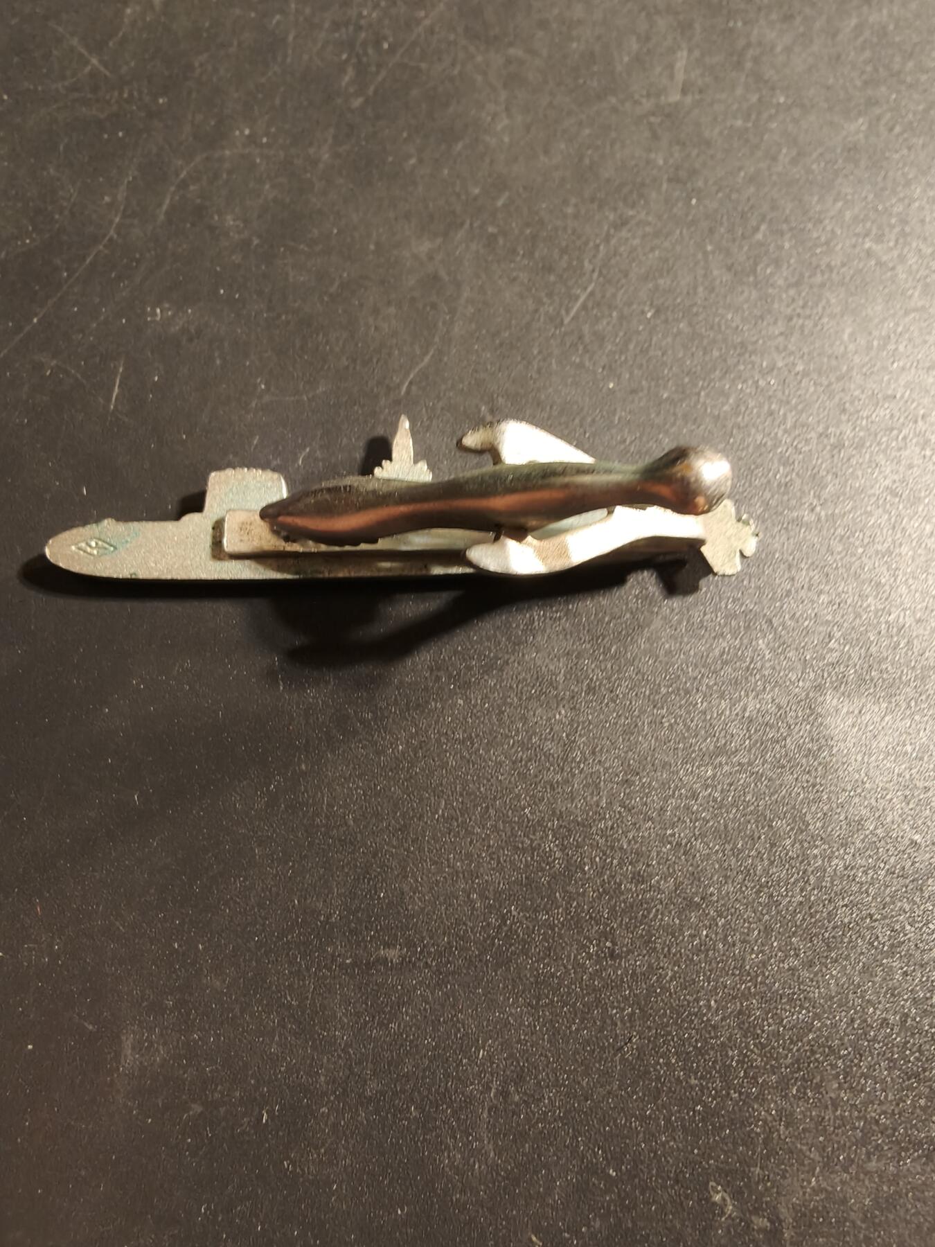 老王徽章第173期 美国海军“北极星”导弹系统开发团队领带夹     带厂标      这是美国海军在冷战时期使用的第一代潜射弹道导弹（SLBM）系统