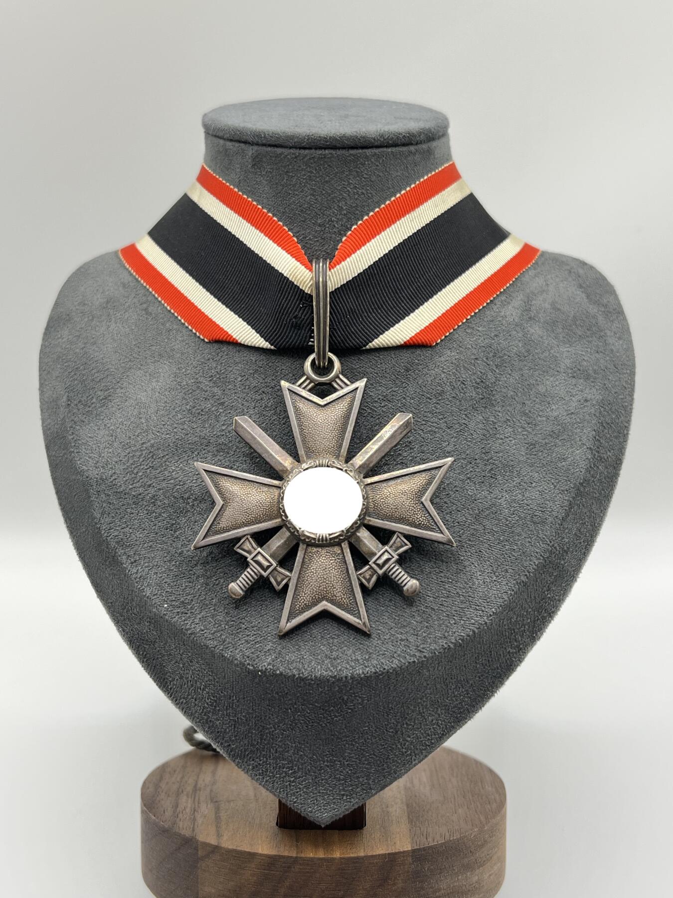 小驴勋章奖章收藏1月2日周五晚六点拍卖（珍爱和平，收藏战争，铭记历史，勿忘国耻，忠党爱国。有偿代拍，送拍规则在简介最后，参拍须阅读规则后再参拍，关系到运费包装发货时效真假辨别等关键信息，拍卖时不再发原图，看大图店主微信码在拍卖店铺介绍里） WWII德骑士级佩剑战功十字勋章（RKVK）带罕见红色原盒，由著名的Deschler & Sohn München厂（1厂）制作，底部打1厂标+900银标，绶带宽3cm长41cm绑绳部分两根绳分别长27cm共95厘米（典型战地使用KVK绶带实配发样式），战时共颁发272/274枚佩剑骑士战功十字，极其罕见，带盒参考价10000欧