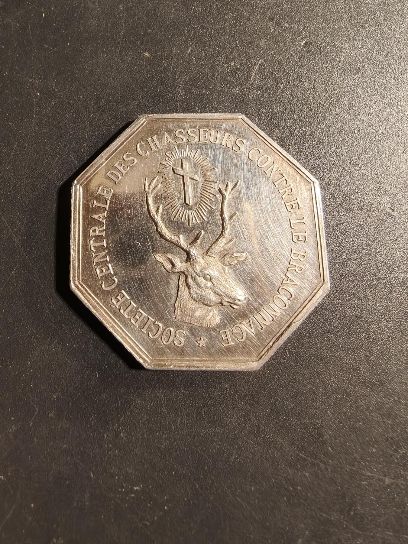 老王徽章第173期 法国反偷猎中央协会八角印章    少见原盒+证书     1879年授予      证书边缘有小折损 蜜蜂950银标    直径37mm    重量20g