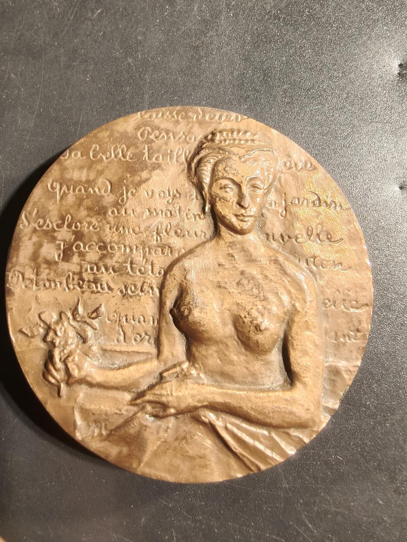 老王徽章第173期 法国阿扎勒里多城堡大铜章     原盒      高浮雕       正面描绘了一位裸体女性形象，配有法国著名诗人龙萨的《致玛丽的颂歌》     直径59mm      重量124.7g
