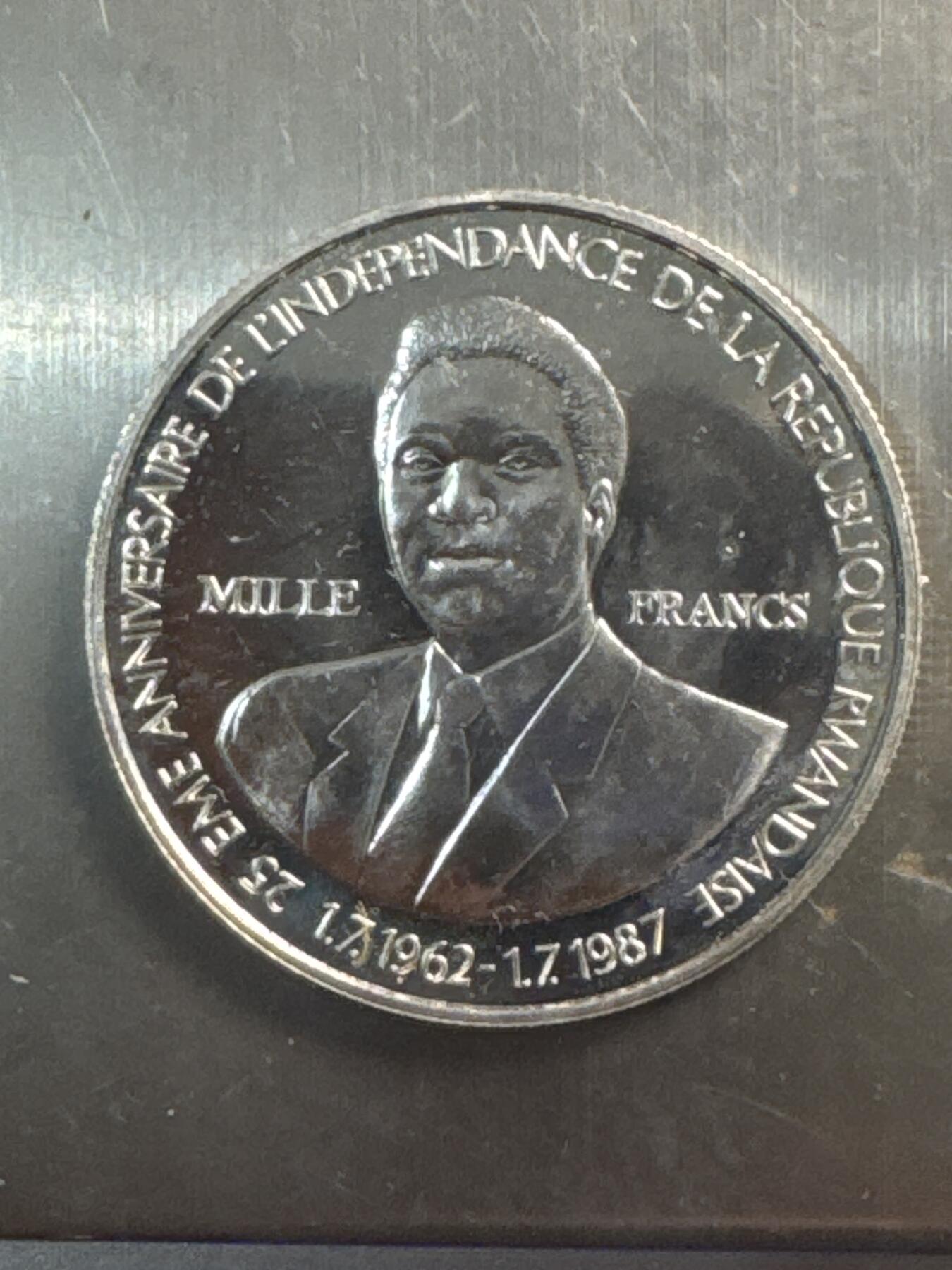 ❤️【币观天下】❤️ 第337期钱币拍卖- 2026.1.2周五晚上6点半场-长期征集拍品 卢旺达1989年100法郎国家银行成立25周年1盎司大银币