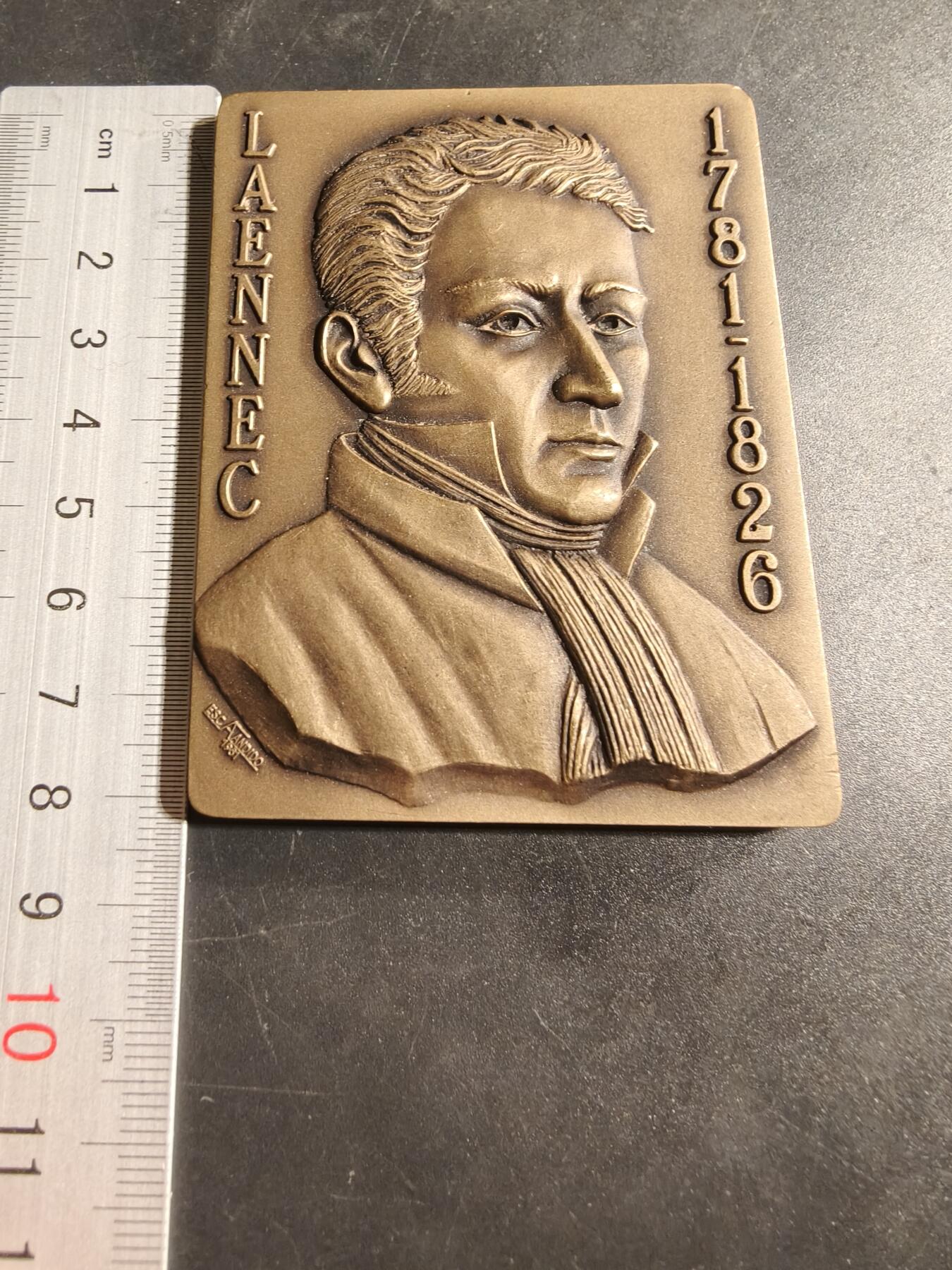 老王徽章第173期 葡萄牙纪念法国著名医生雷内·拉埃内克方形大铜章      拉埃内克（1781-1826）是一位法国医生、音乐家，也是听诊器的发明者        尺寸58×81mm     重量212.3g     共发行400枚该枚编号235