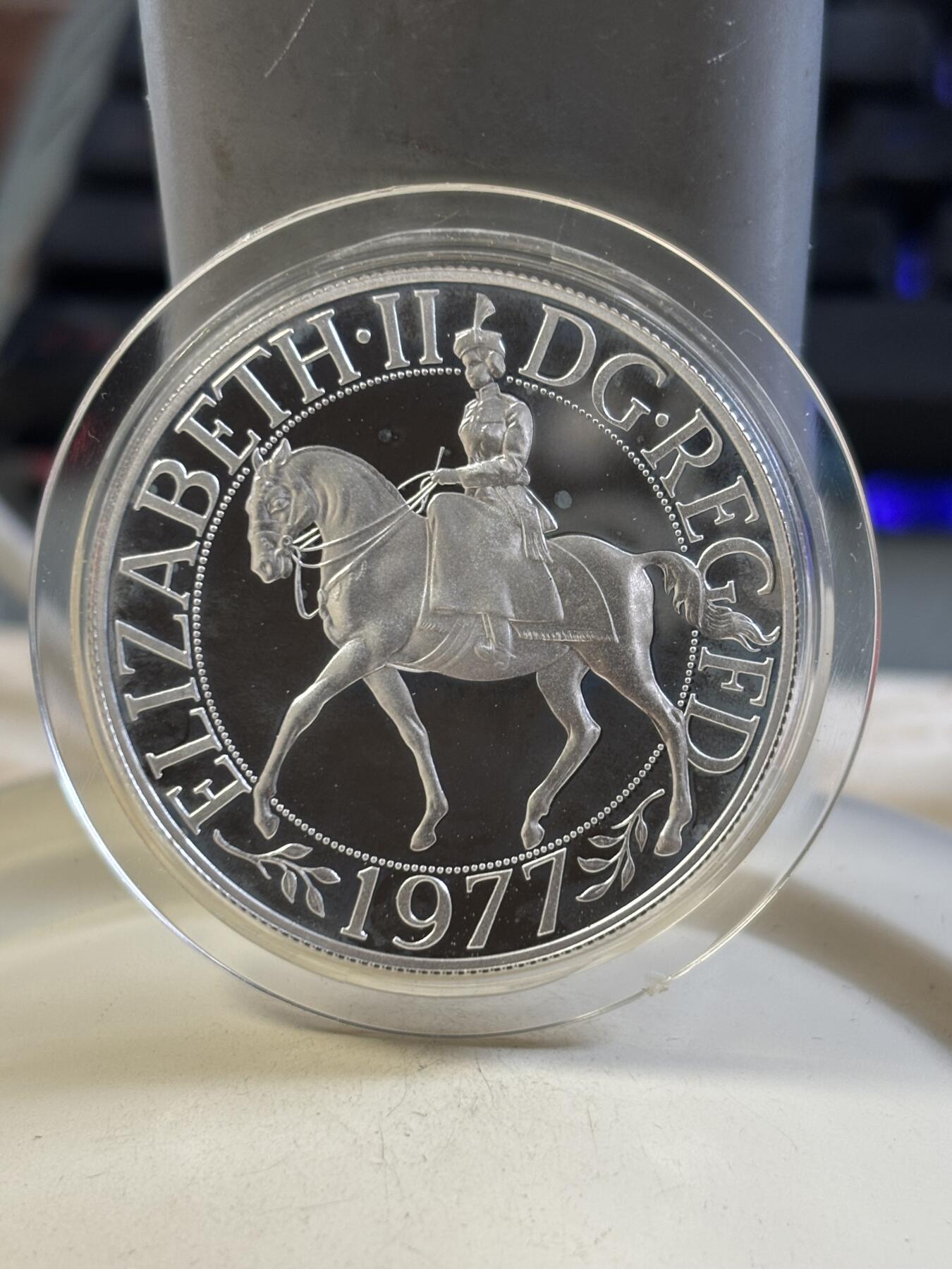 第186期拍卖 英国1977年伊丽莎白二世登基25周年精制28.28克纪念银币自然氧化【银价468】