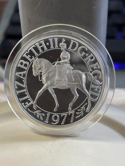 第186期拍卖 - 英国1977年伊丽莎白二世登基25周年精制28.28克纪念银币自然氧化【银价468】