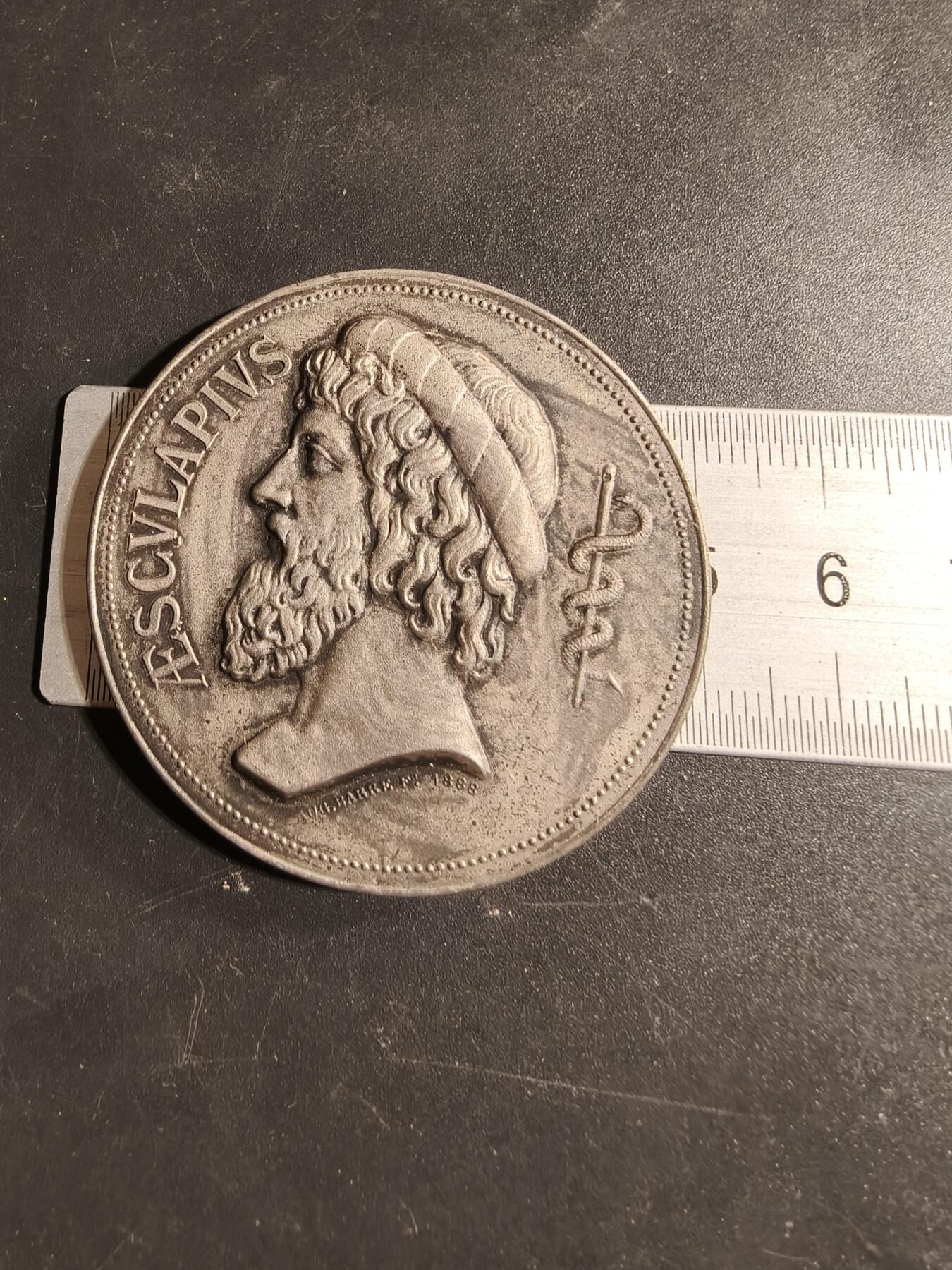 老王徽章第173期 法国巴黎医学院大银章     原盒    正面为古罗马医圣埃斯库拉庇俄斯      直径49mm     重量47.7g      950银