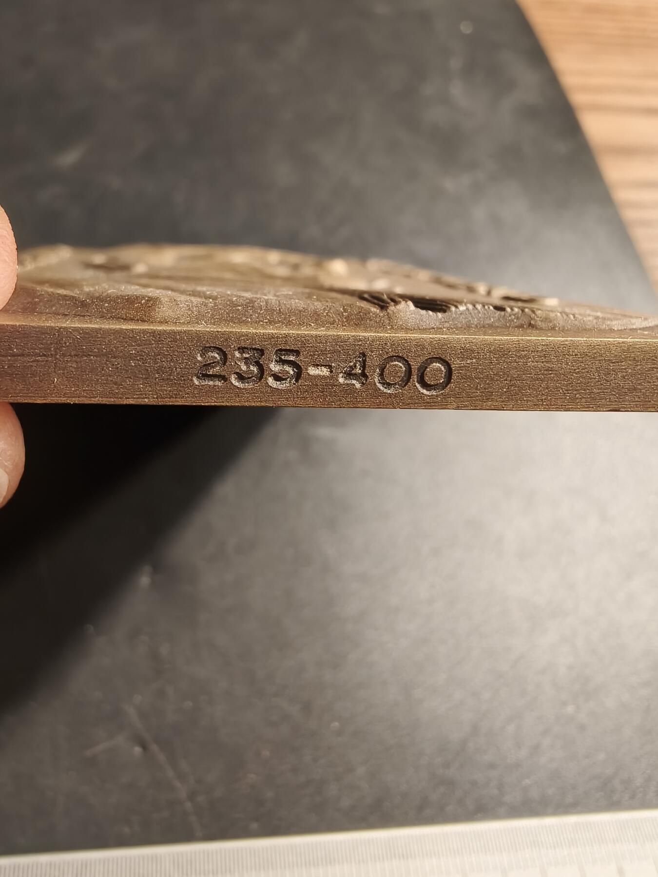 老王徽章第173期 葡萄牙纪念法国著名医生雷内·拉埃内克方形大铜章      拉埃内克（1781-1826）是一位法国医生、音乐家，也是听诊器的发明者        尺寸58×81mm     重量212.3g     共发行400枚该枚编号235