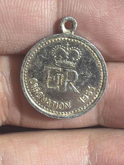 古冰库章牌勋赏收藏0起拍卖 英国女王纪念章 很轻