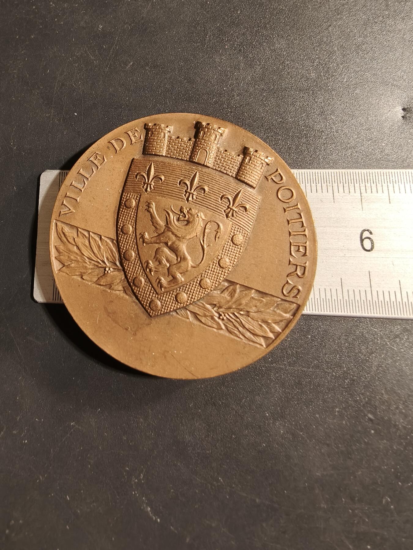 老王徽章第173期 1975年法国普瓦提埃市邮政和行政部门大铜章      直径50mm     重量77.8g