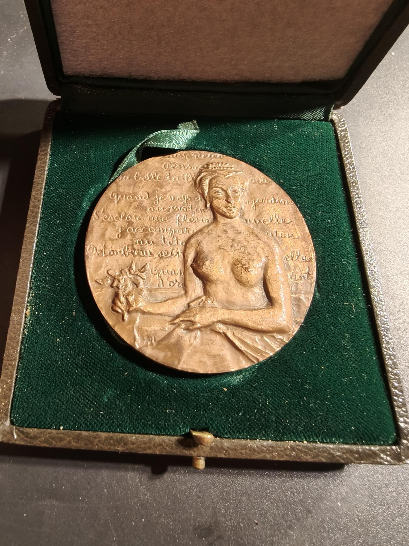 老王徽章第173期 法国阿扎勒里多城堡大铜章     原盒      高浮雕       正面描绘了一位裸体女性形象，配有法国著名诗人龙萨的《致玛丽的颂歌》     直径59mm      重量124.7g