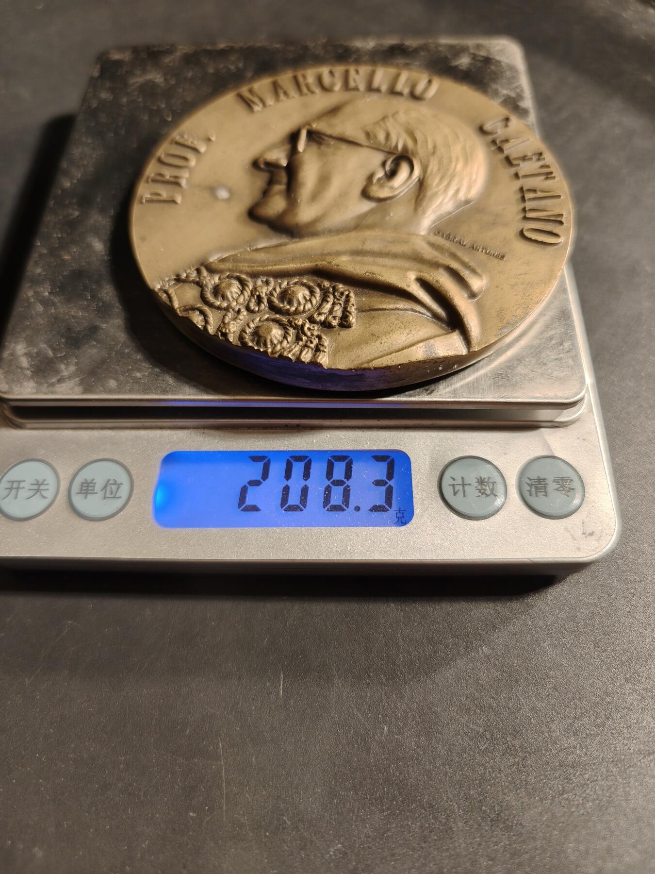 老王徽章第173期 葡萄牙里斯本大学法学院40周年大铜章     高浮雕      直径80mm     重量208.3g