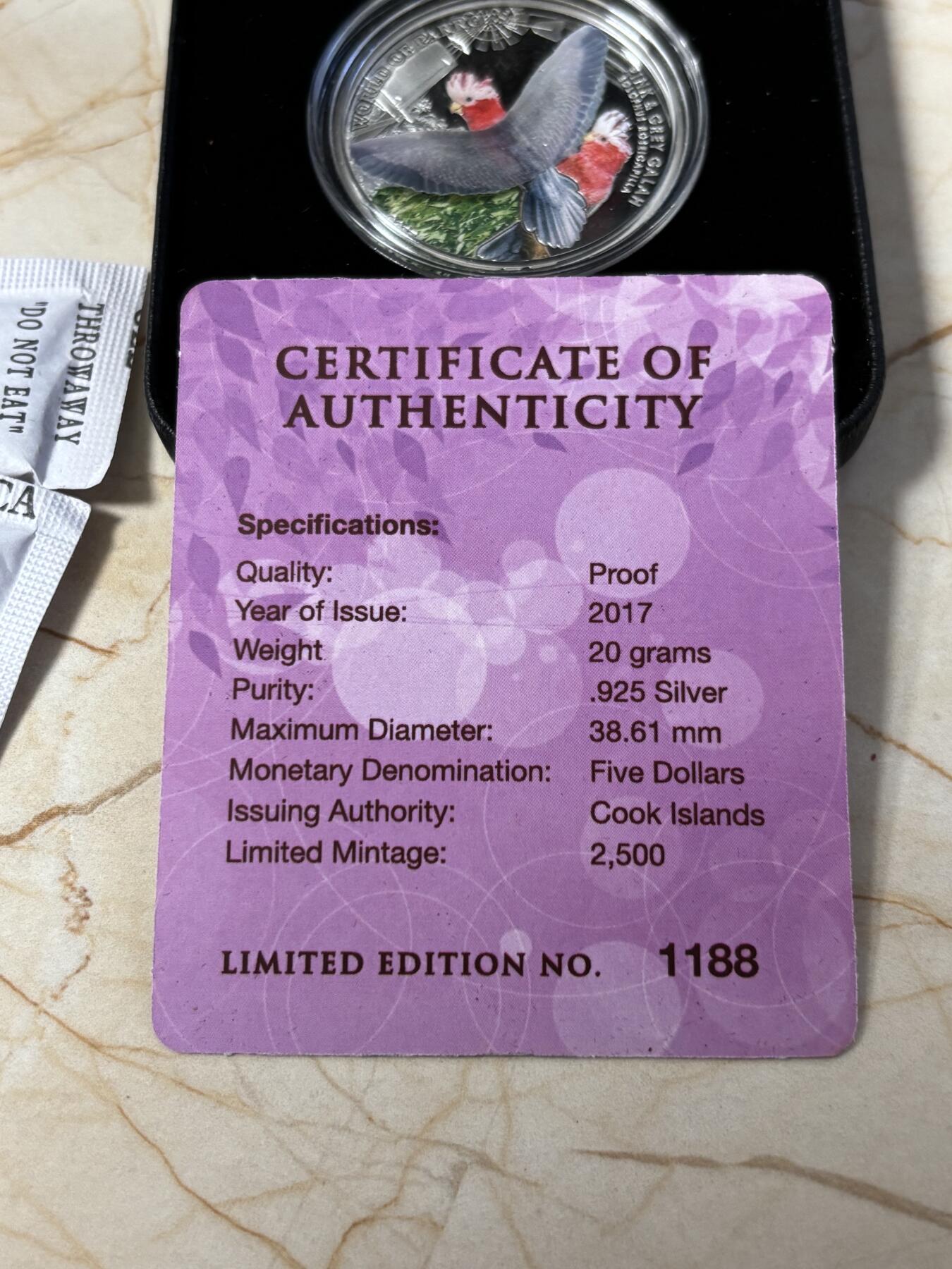 第186期拍卖 库克2017年3D立体展翅飞翔系列粉灰色凤头鹦鹉银币，925银，20克，发行2500枚