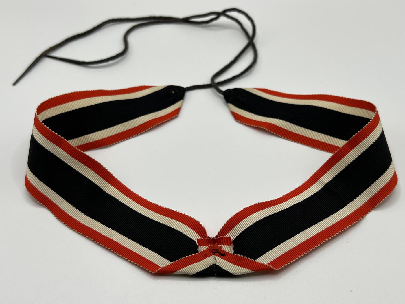 小驴勋章奖章收藏1月2日周五晚六点拍卖（珍爱和平，收藏战争，铭记历史，勿忘国耻，忠党爱国。有偿代拍，送拍规则在简介最后，参拍须阅读规则后再参拍，关系到运费包装发货时效真假辨别等关键信息，拍卖时不再发原图，看大图店主微信码在拍卖店铺介绍里） WWII德骑士级佩剑战功十字勋章（RKVK）带罕见红色原盒，由著名的Deschler & Sohn München厂（1厂）制作，底部打1厂标+900银标，绶带宽3cm长41cm绑绳部分两根绳分别长27cm共95厘米（典型战地使用KVK绶带实配发样式），战时共颁发272/274枚佩剑骑士战功十字，极其罕见，带盒参考价10000欧