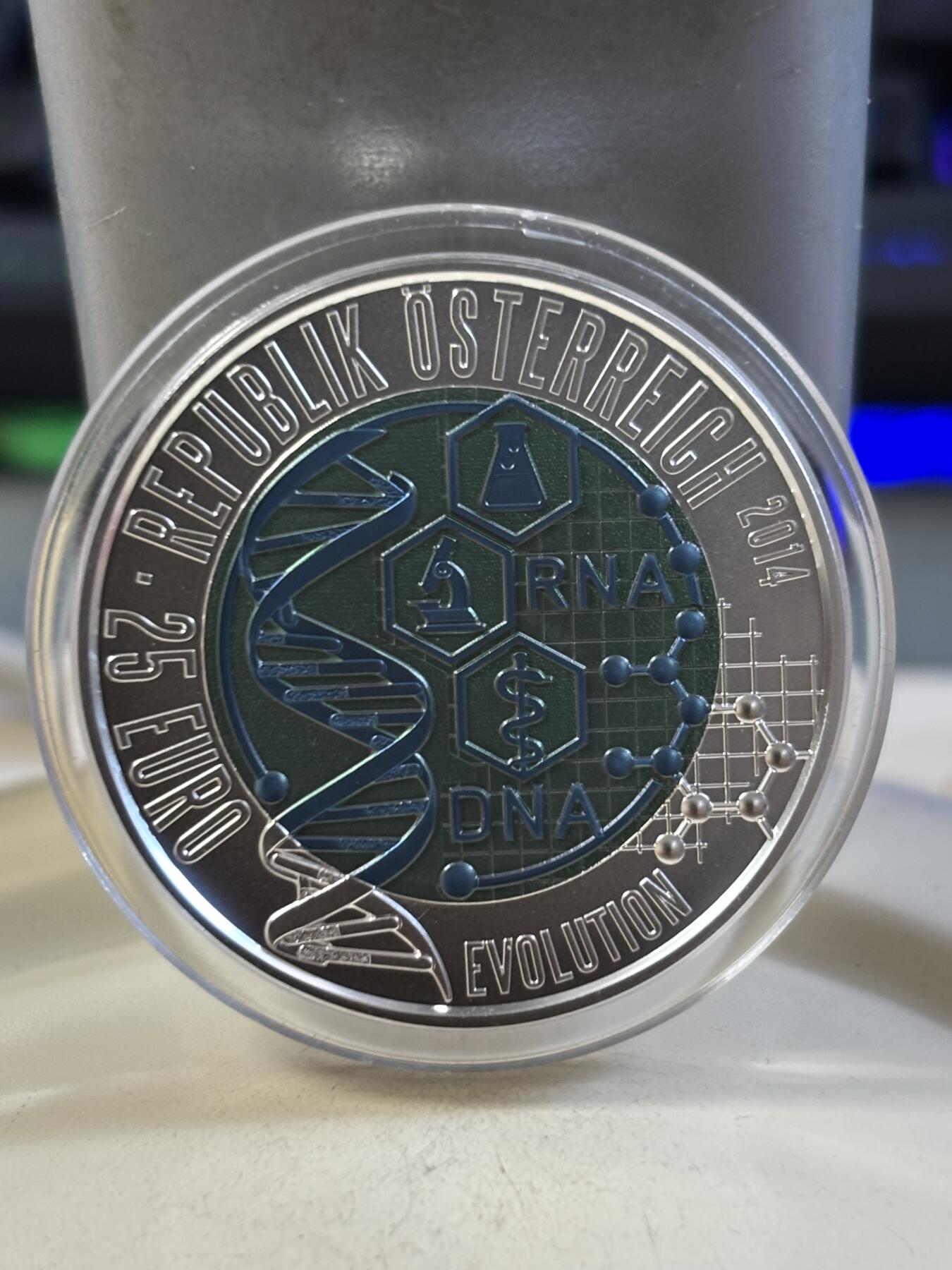 第186期拍卖 奥地利2014年进化论铌银镶嵌双色纪念币，900银998铌，10克/7.15克，