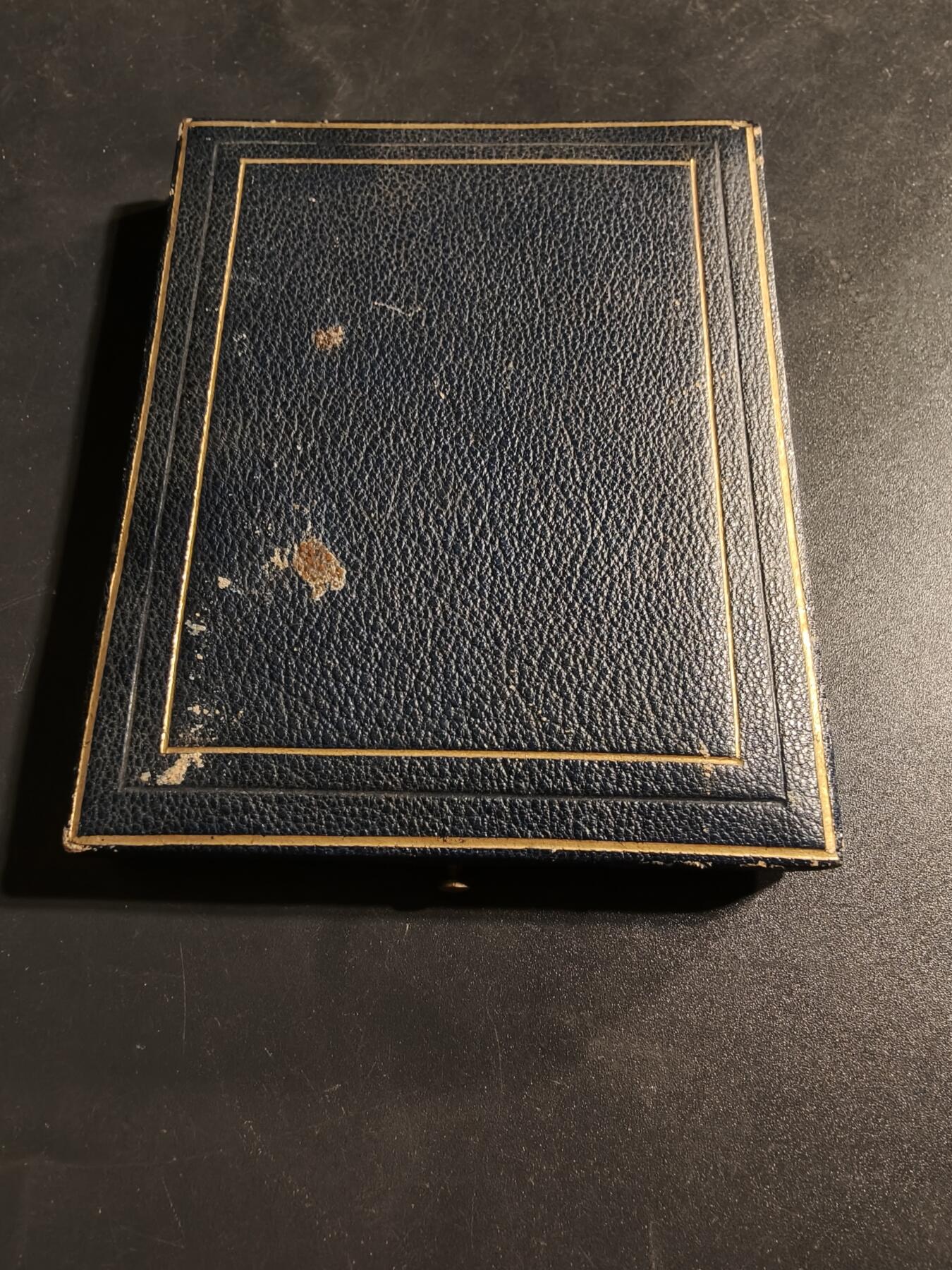 老王徽章第173期 法国宠物犬爱好者协会方形大铜章     原盒      正面为高卢人形象，大师Dropsy作品      尺寸38×56mm     重量49.3g