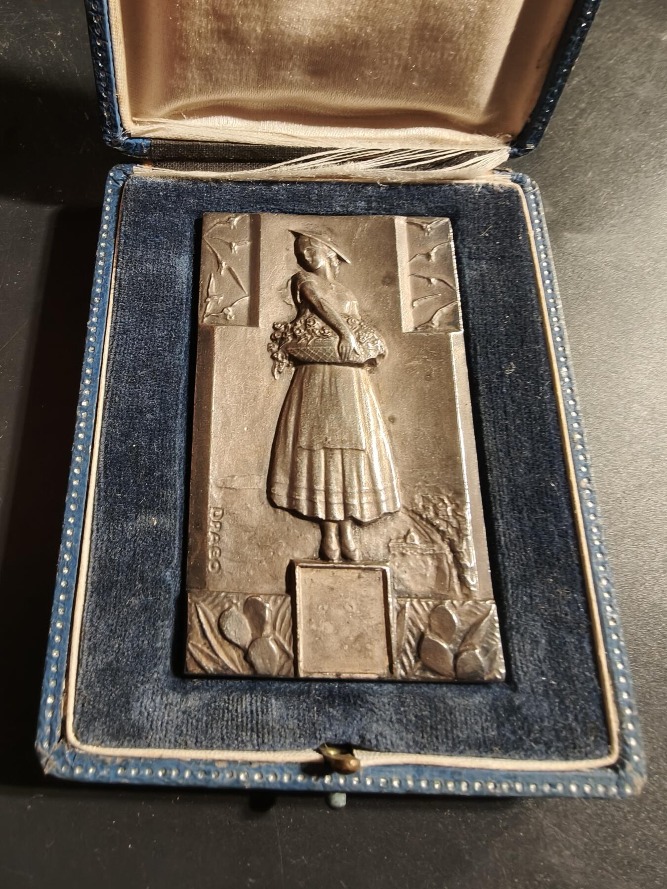 老王徽章第173期 法国尼斯市农业丰收主题方形镀银大铜章     原盒     尺寸81×44mm     重量106.3g