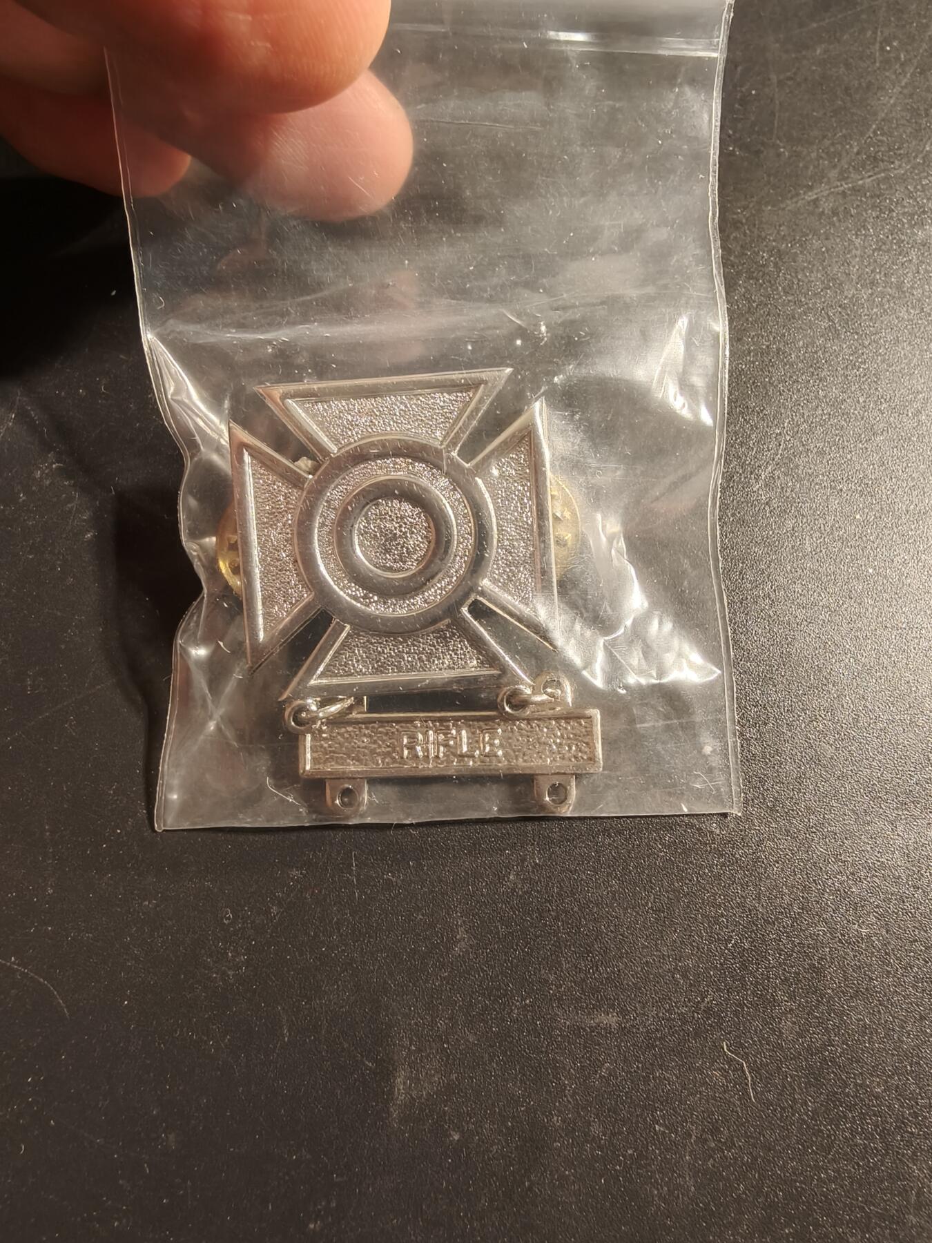 老王徽章第173期 美国陆军神枪手技能章    带步枪勋条     带厂标