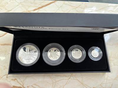 第186期拍卖 - 英国2011年不列颠女神系列精制纪念银币4枚全套，958银，32.45克/16.22克/8.11克/3.24克，有氧化