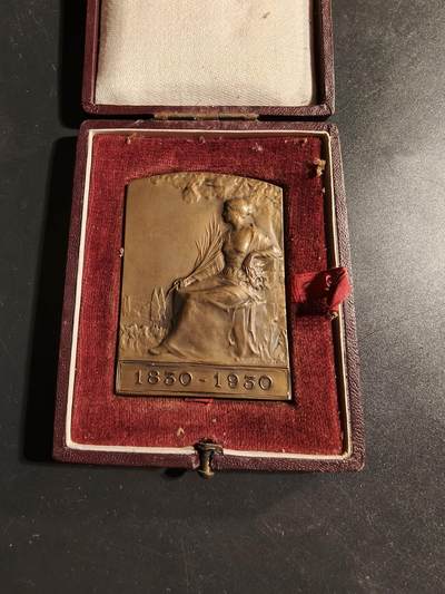 老王徽章第173期 - 法国伏拉热工厂成立百年方形大铜章     原盒      尺寸42×60mm     重量67.8g