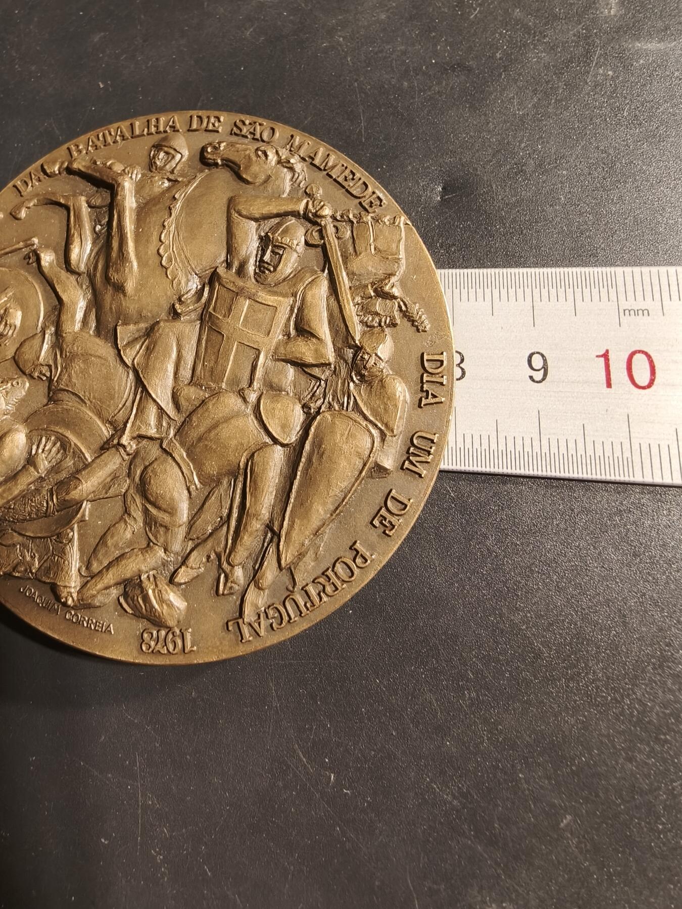 老王徽章第173期 葡萄牙圣马梅德战役850周年大铜章    高浮雕    该战役发生于1128 年6 月24 日，被认为是葡萄牙王国建立和确保葡萄牙独立的关键事件。铜章由葡萄牙著名雕塑家Cabral Antunes 于1978 年制作。    直径80mm     重量 216.1g 