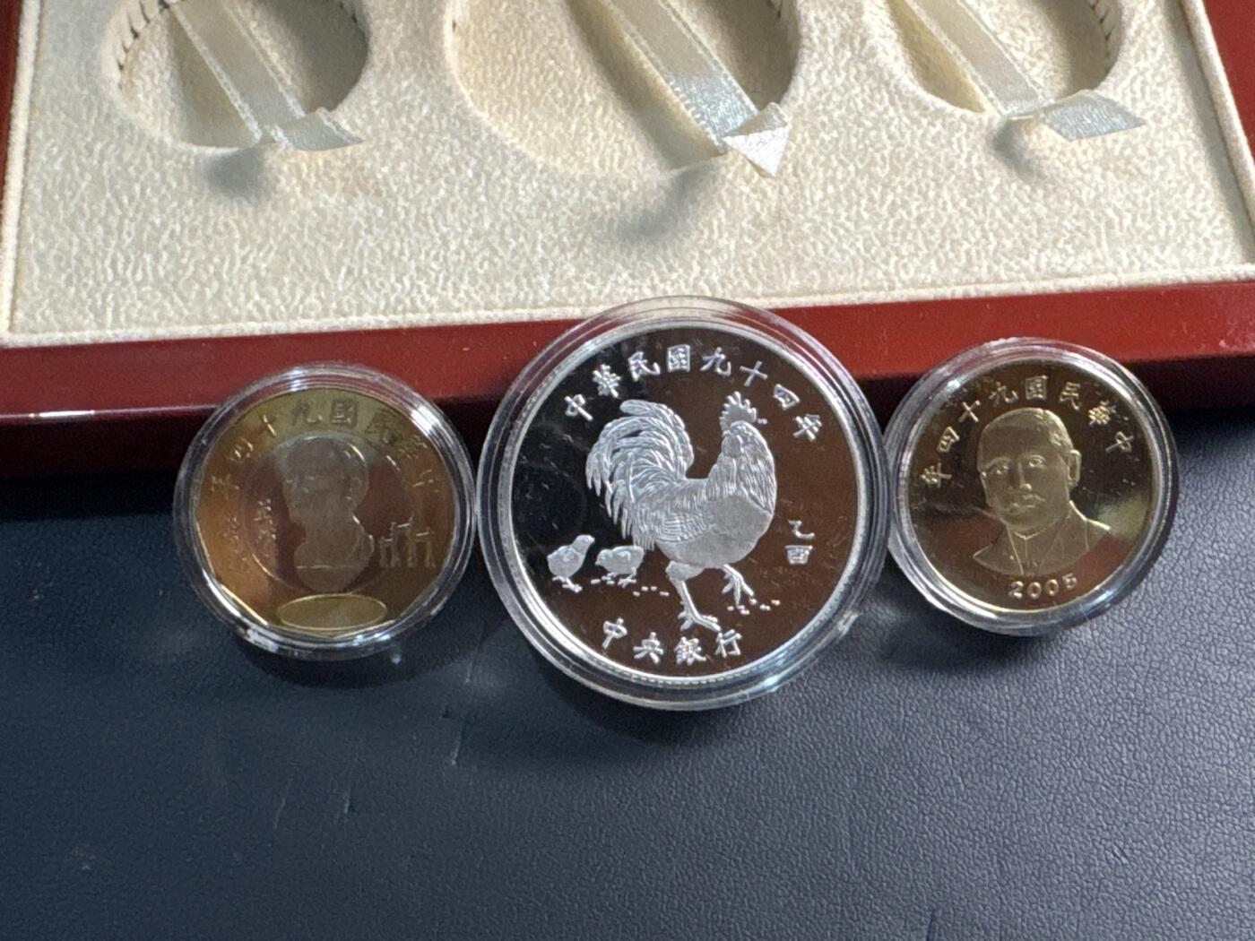 ❤️【币观天下】❤️ 第337期钱币拍卖- 2026.1.2周五晚上6点半场-长期征集拍品 中国台湾2005年第一轮生肖鸡纪念纪念套币含31.2克银币一枚及两枚精制币