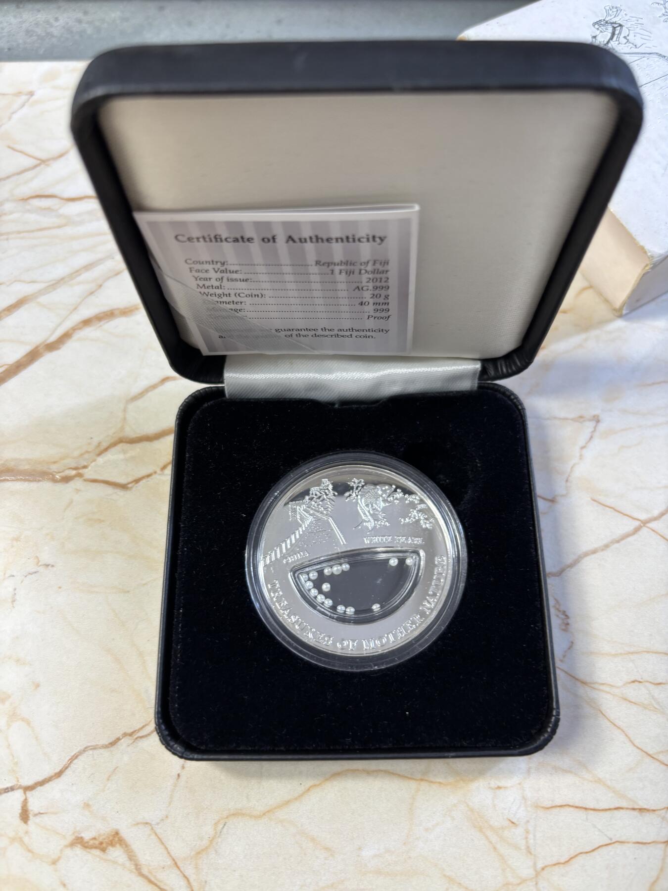 第186期拍卖 斐济2012年自然宝藏系列中空镶嵌中国白珍珠银币，999银，20克，发行999枚