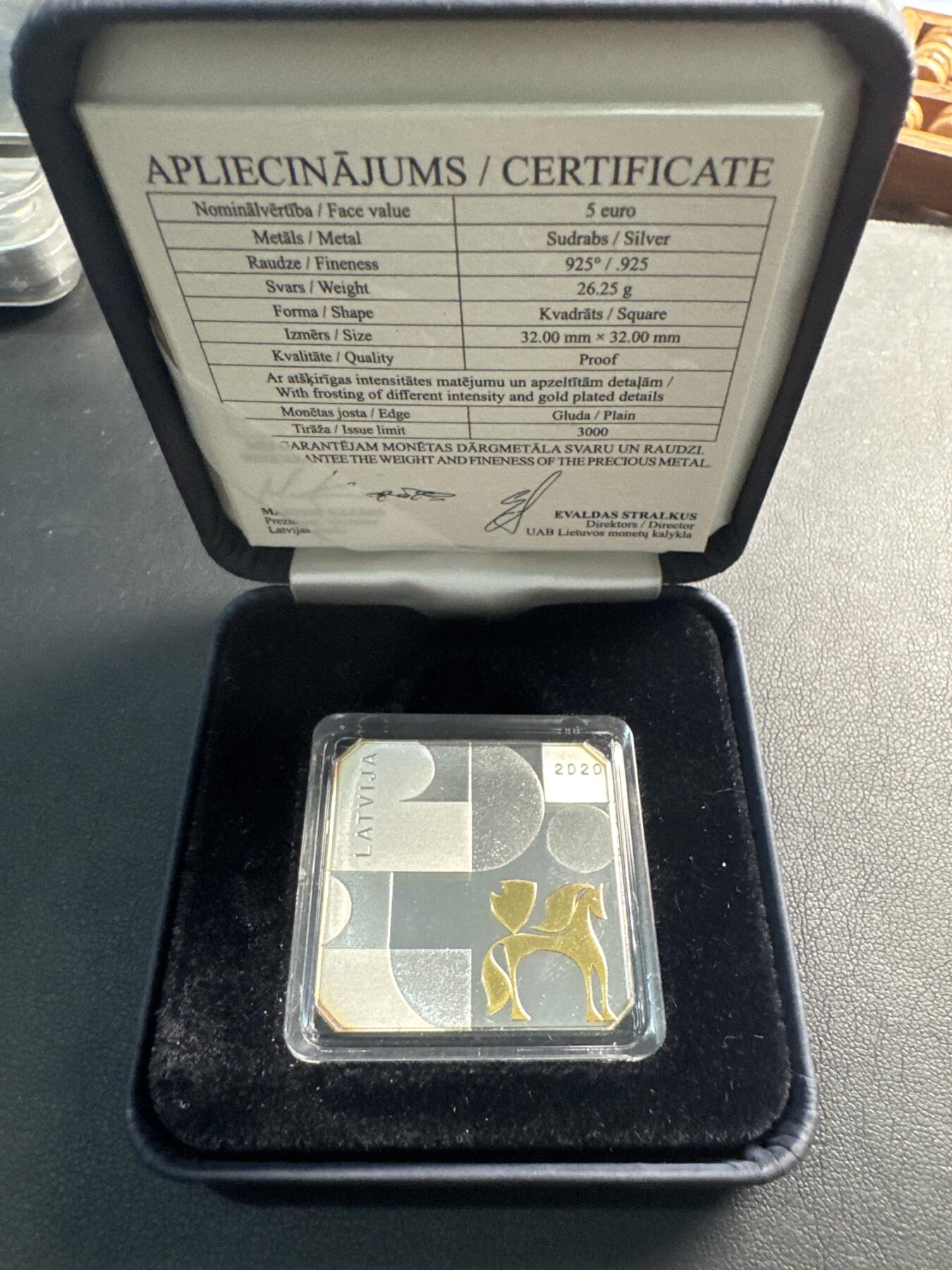 ❤️【币观天下】❤️ 第337期钱币拍卖- 2026.1.2周五晚上6点半场-长期征集拍品 获奖币 拉脱维亚2020年现代主义-二十世纪六十年代5欧元正方形精制纪念银币盒证齐全