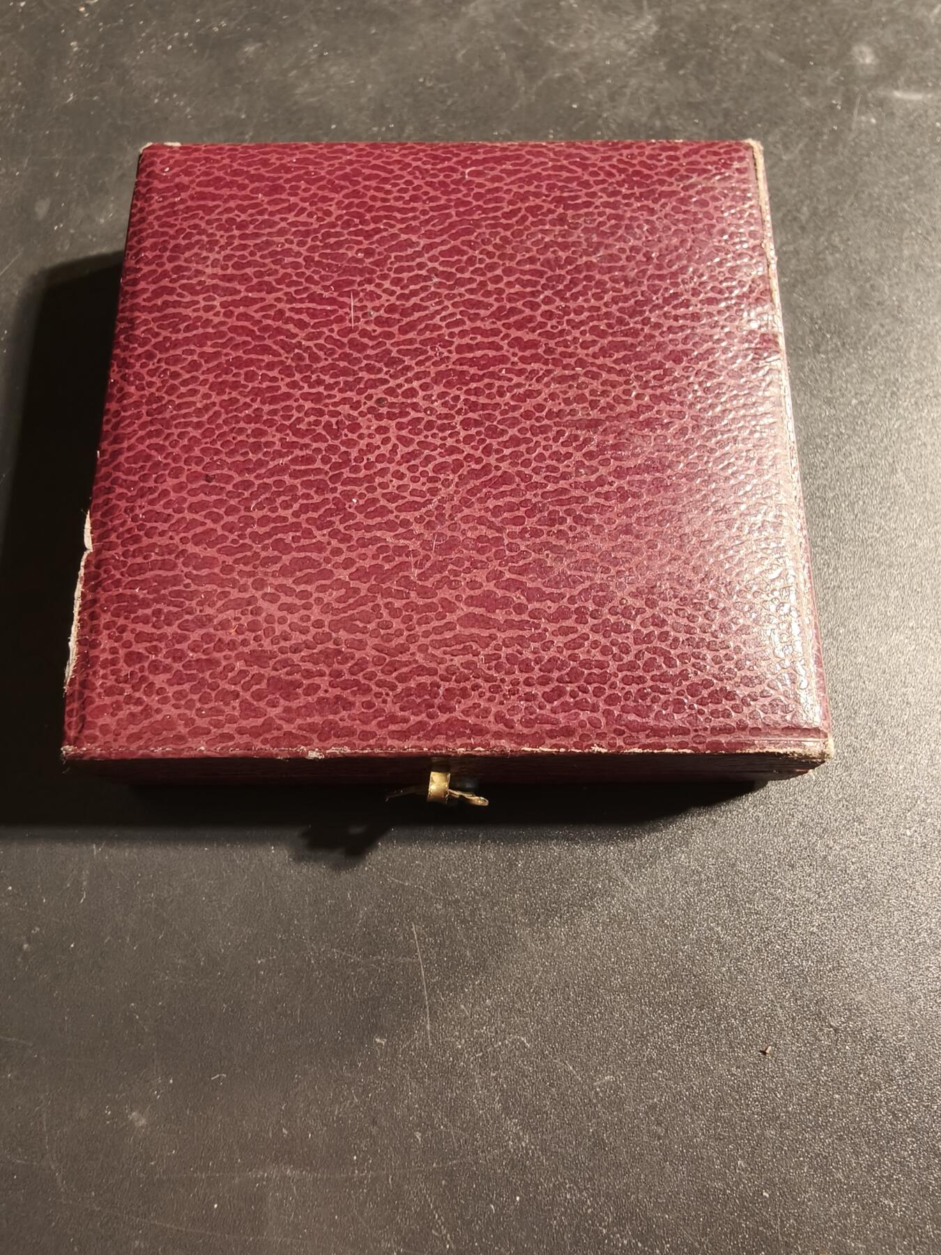 老王徽章第173期 法国北部园艺和工人花园协会大铜章     原盒      直径41mm    重量30g