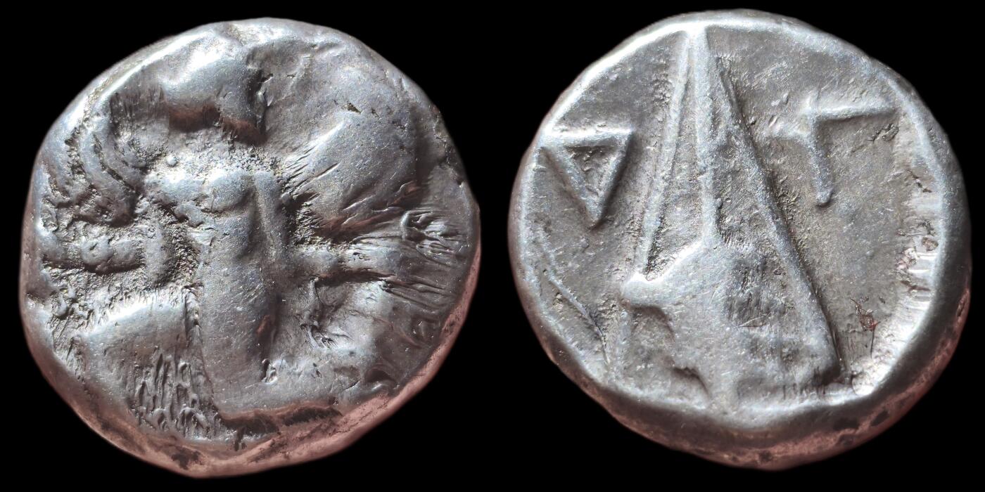 星盘世界钱币2026一月十日新年古典精品大拍 精彩纷呈 超级名誉品！古希腊-考诺斯城 张开双翼的女神斯塔特厚重大银11.67g 背面金字塔型圣石 浓厚的古埃及风格 前430-410年 该品种通常非常昂贵大几千几万都是常见情况