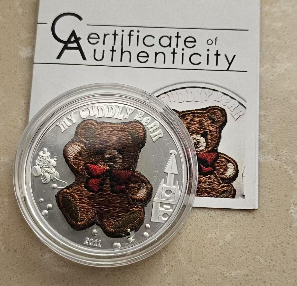 ❤️【币观天下】❤️ 第337期钱币拍卖- 2026.1.2周五晚上6点半场-长期征集拍品 帕劳2011年可爱小熊瑞士刺绣25克银币带证书包装有氧化