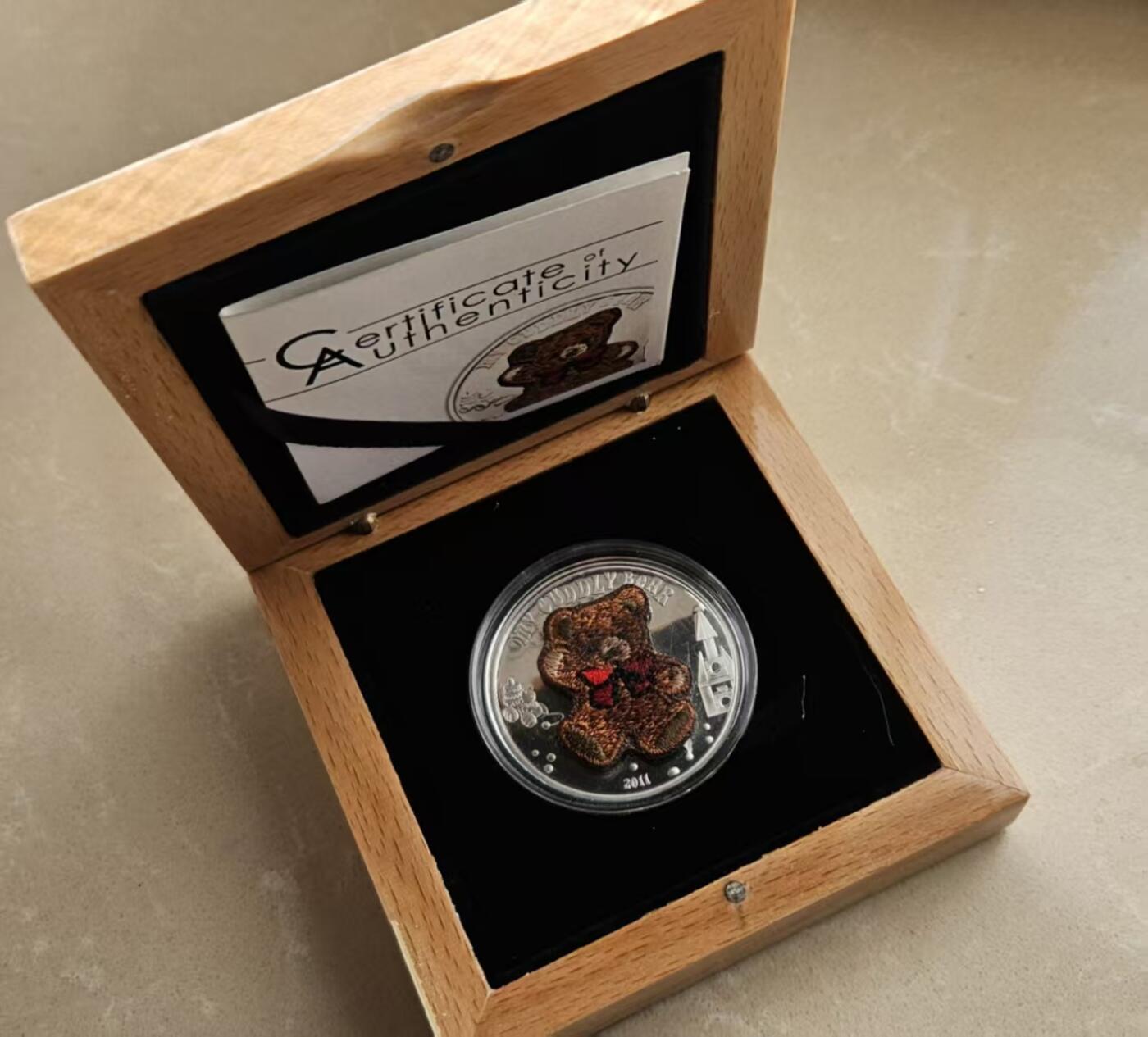 ❤️【币观天下】❤️ 第337期钱币拍卖- 2026.1.2周五晚上6点半场-长期征集拍品 帕劳2011年可爱小熊瑞士刺绣25克银币带证书包装有氧化