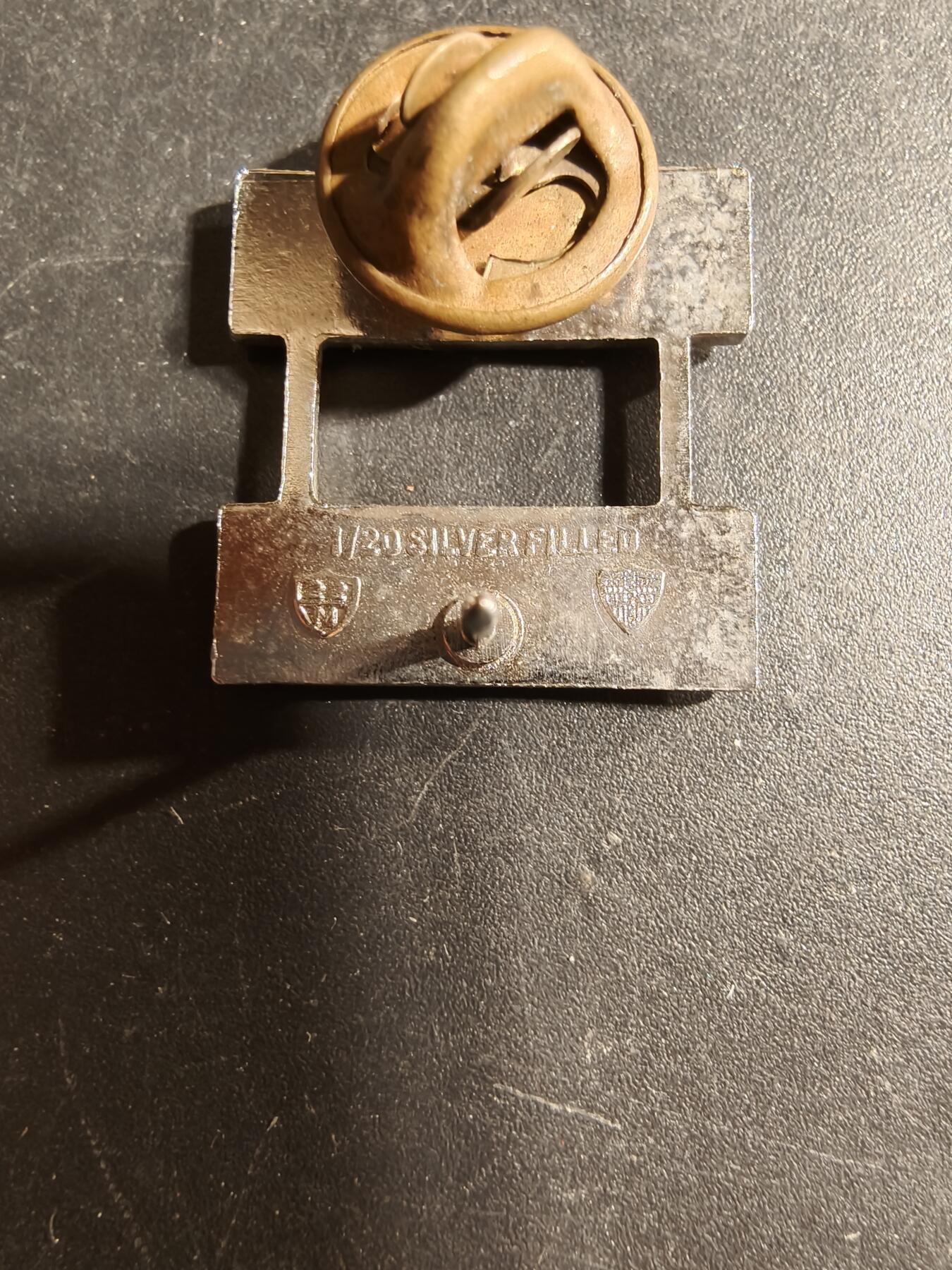 老王徽章第173期 美国陆军上尉领章一组    一枚为包银材质   带厂标