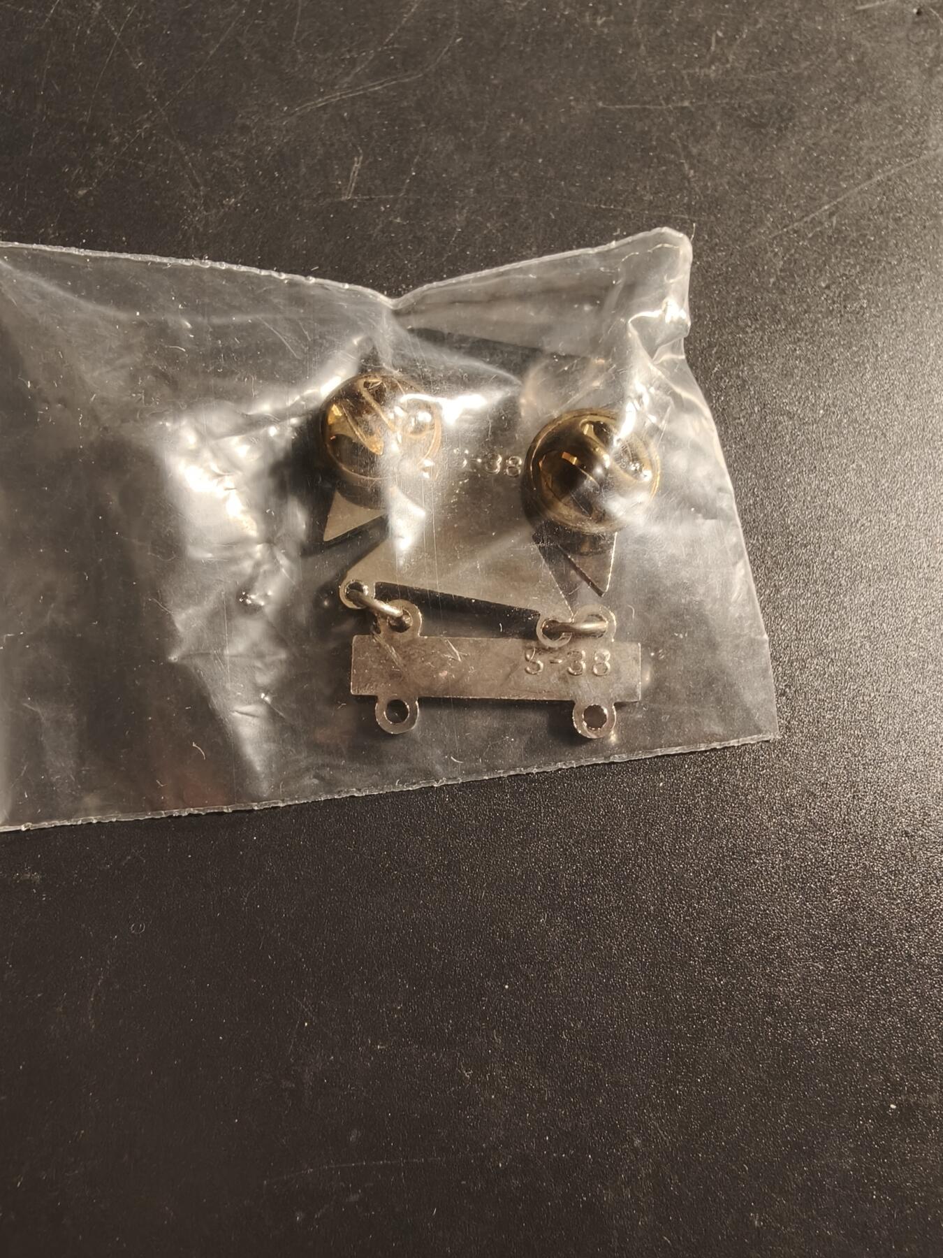 老王徽章第173期 美国陆军神枪手技能章    带卡宾枪勋条     带厂标