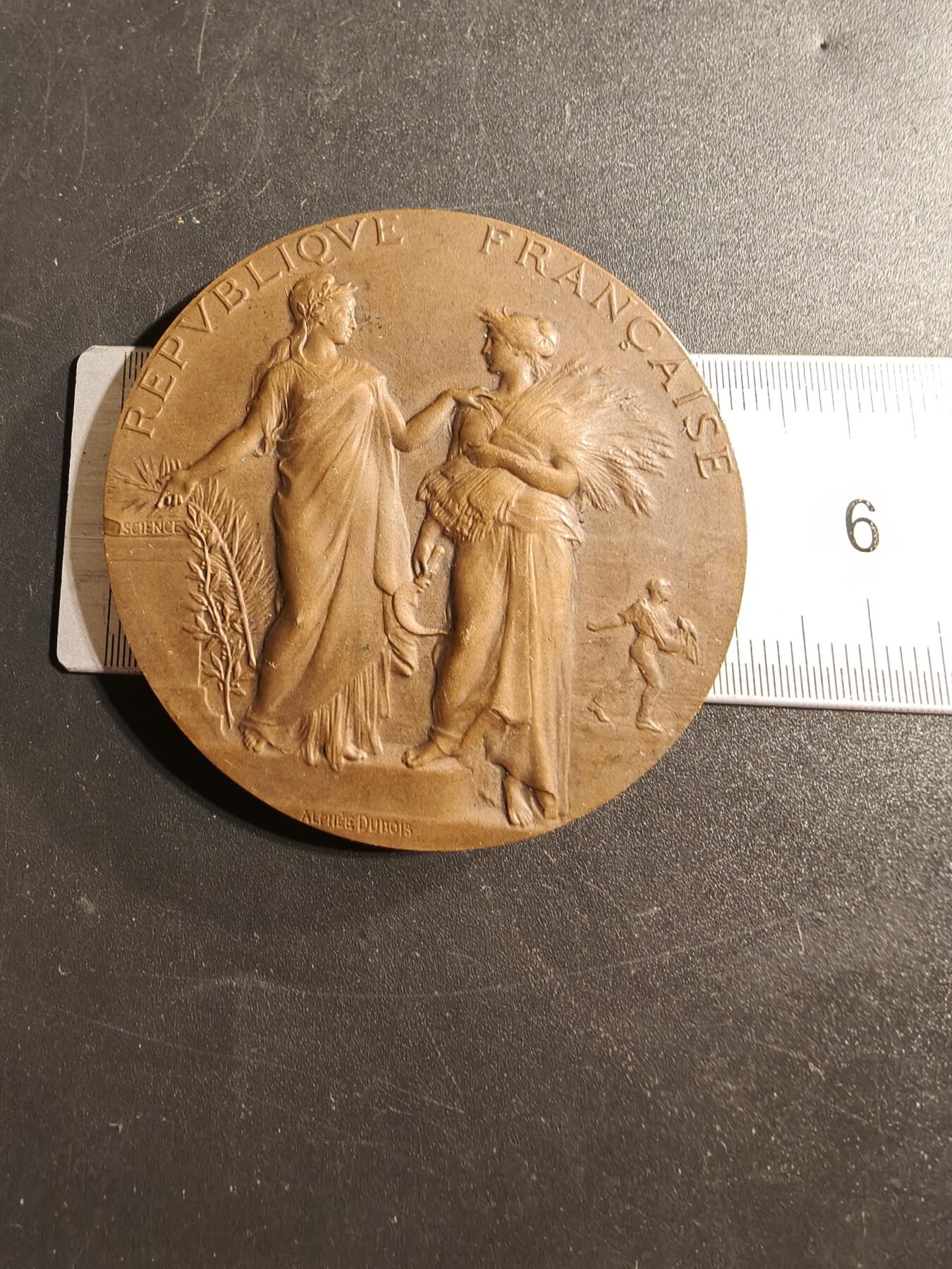 老王徽章第173期 法国农业部农业竞赛大铜章     原盒盒子有损     大师阿尔菲·杜布瓦作品     直径50mm      重量62.6g