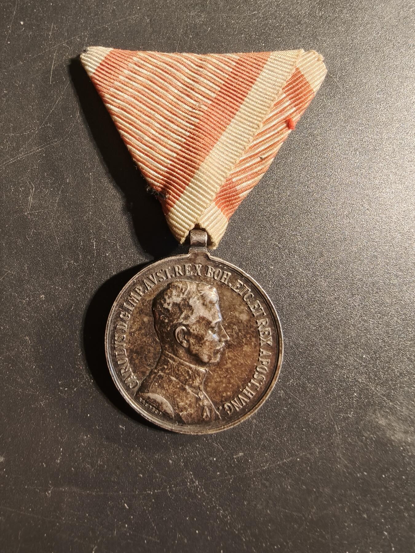 老王徽章第173期 奥匈帝国银级勇敢奖章   卡尔版    银质带银标