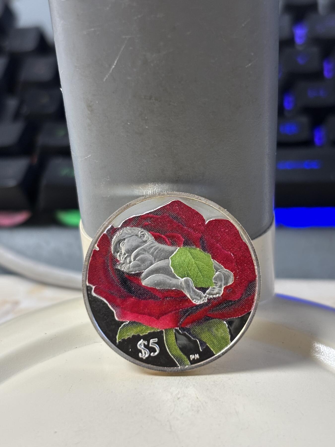 第186期拍卖 维尔京2014年婴儿出生宝宝1/2盎司精制纪念彩色银币，925银，15.55克，发行2014枚，边缘有氧化，没有塑料盒，银价260