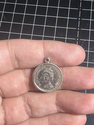 古冰库章牌勋赏收藏0起拍卖 英国女王纪念章 很轻